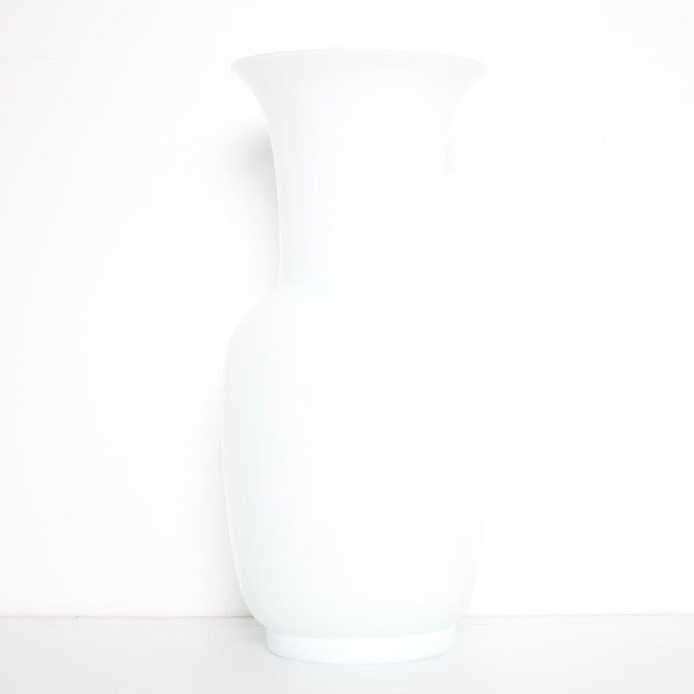 Italian Mid Century Modern Venini White Glass Vase by Tomaso Buzzi, 1983 For Sale 1