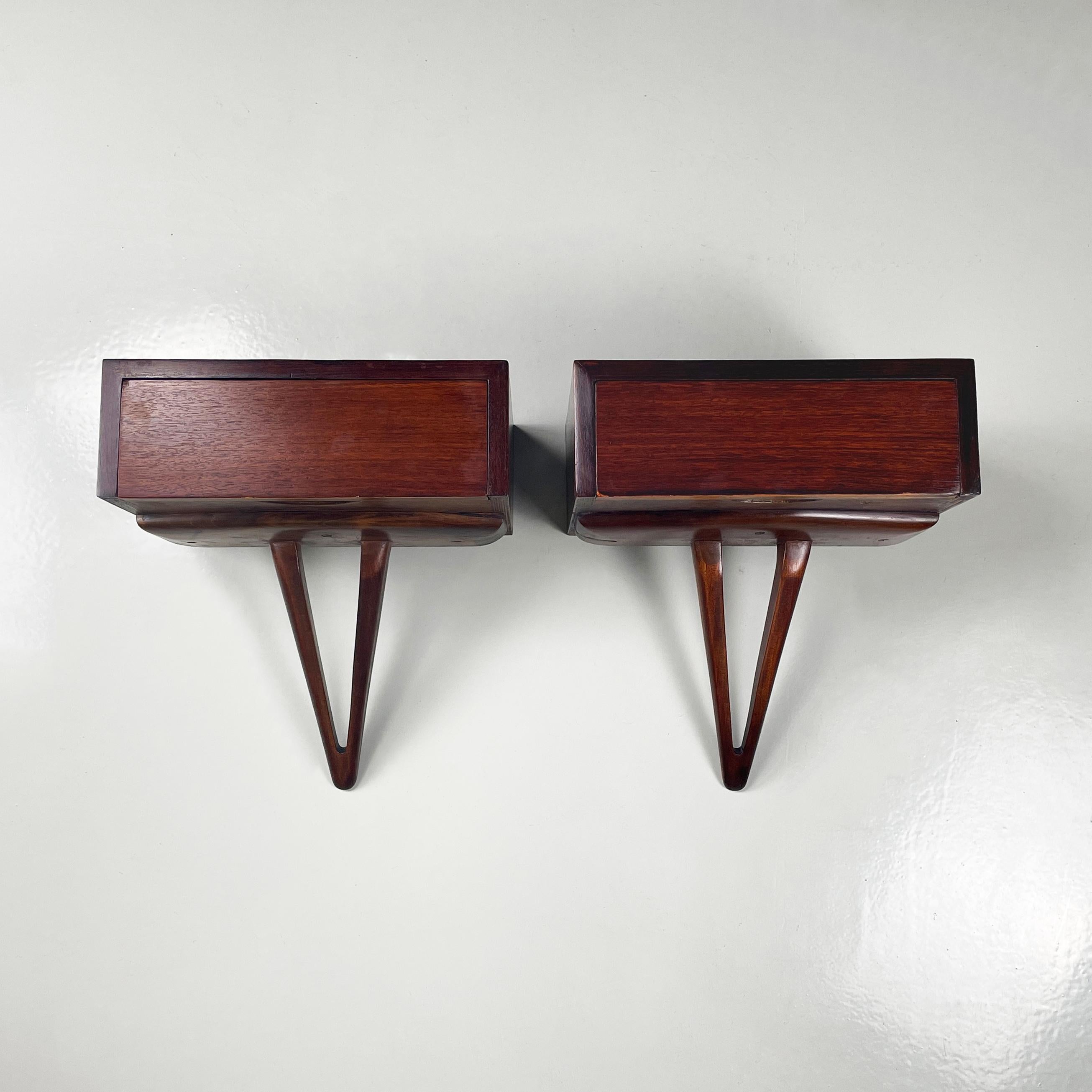 Italian mid-century modern Wall bedside tables with drawer in wood, 1950s
Pair of wall-mounted bedside tables with rectangular top, entirely in dark wood. There is a drawer on the front. The structure that supports the top is triangular in shape,