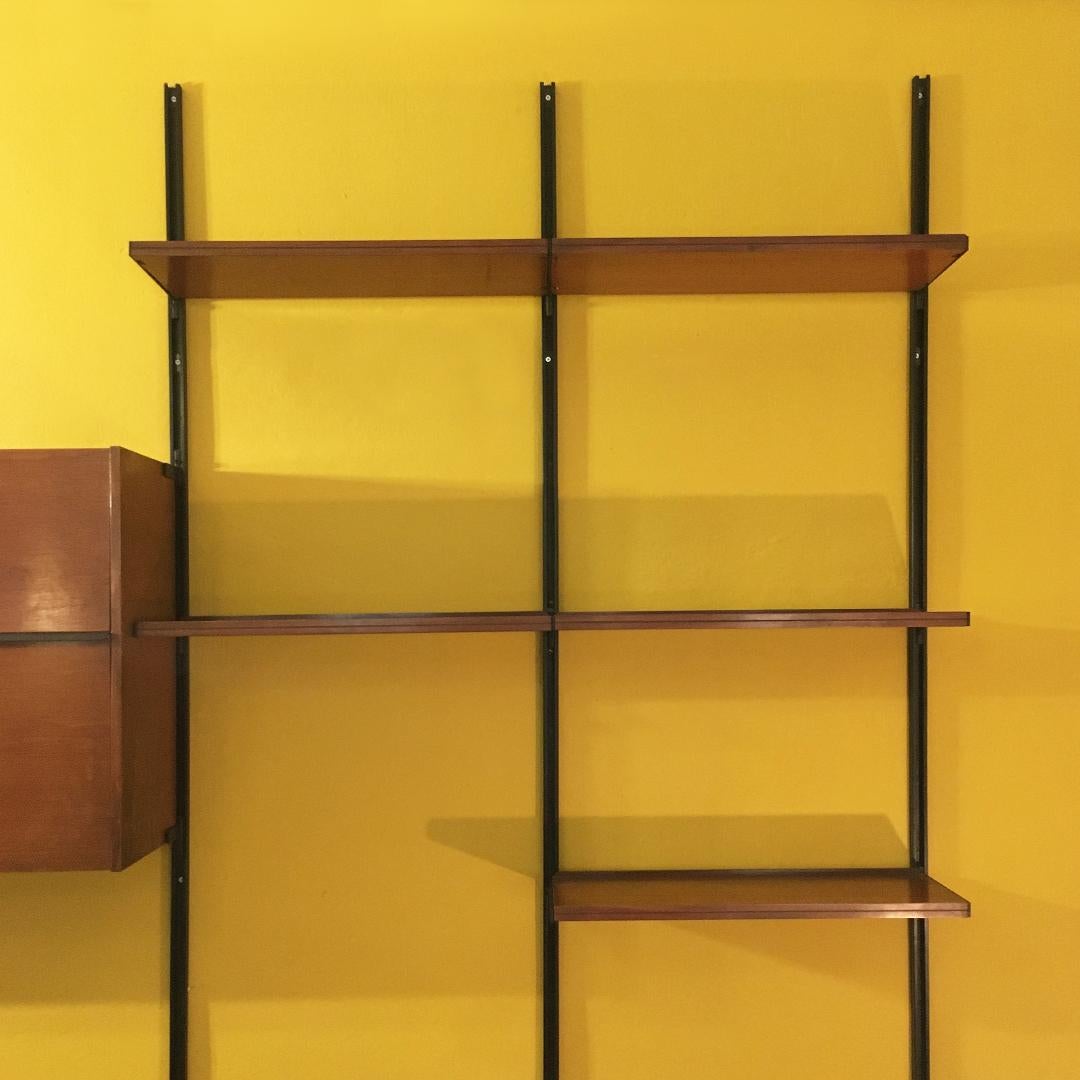 Italian Mid-Century Modern Wall Bookcase E22 by Osvaldo Borsani for Tecno, 1960s In Good Condition In MIlano, IT