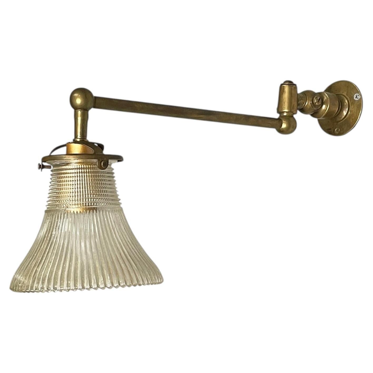 Italian mid-century modern wall lamp in brass and glass, 1940s