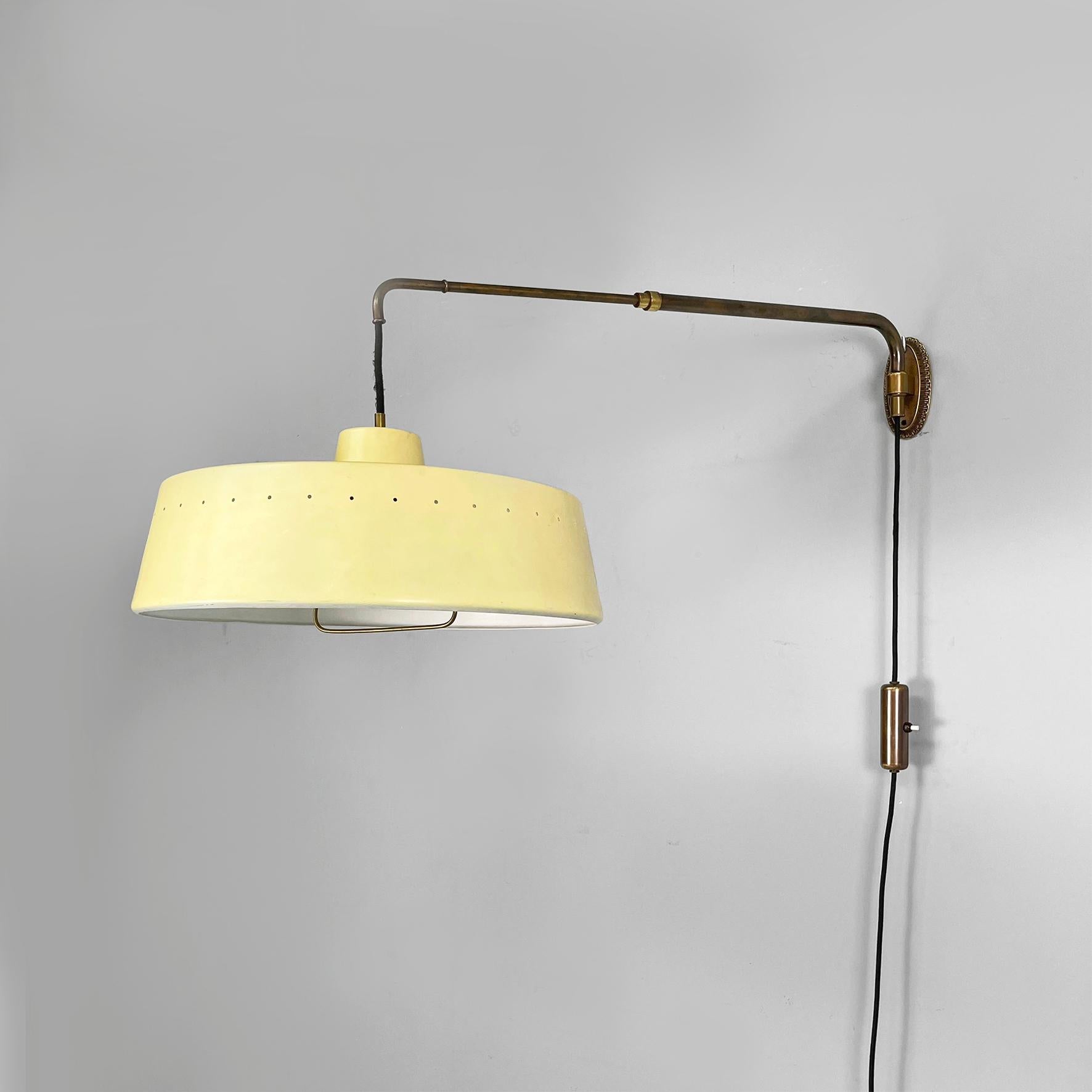 Aplique italiano de mediados de siglo en latón y metal con brazo regulable de Chiarini, años 50. 
Lámpara de pared con dirección ajustable, brazo telescópico y mecanismo de cierre. Estructura de latón de longitud regulable y sección redonda,
