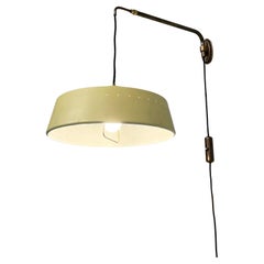 Lampada da parete italiana di metà secolo in metallo ottonato con braccio di Chiarini, anni '50