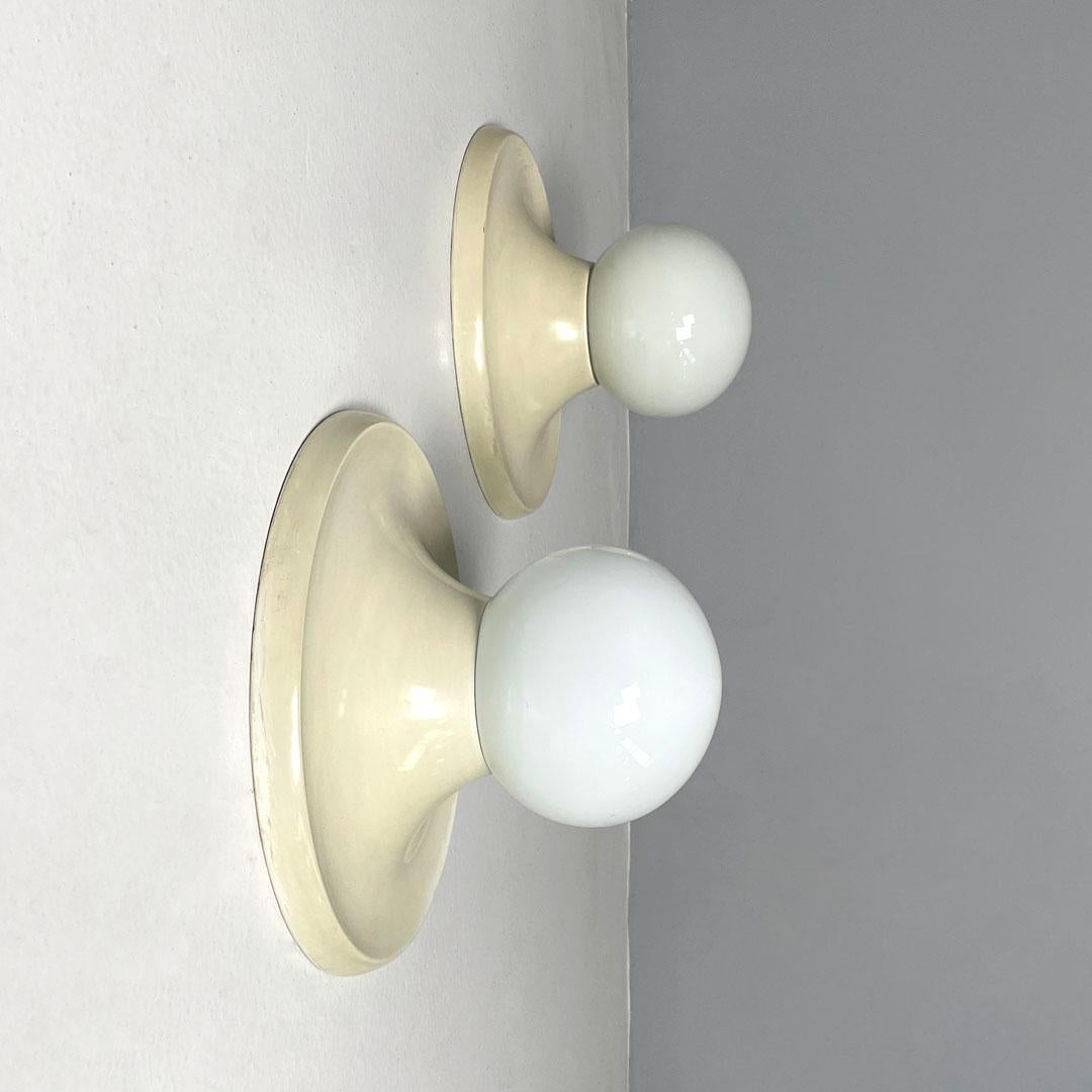 Italienische Wandleuchte der Mitte des Jahrhunderts Light Ball von Castiglioni für Flos, 1960er Jahre
Paar Wand- oder Deckenleuchten mod. Light Ball mit sphärischem Opalglasdiffusor. Der runde Sockel ist aus elfenbeinweiß emailliertem Metall.
Die