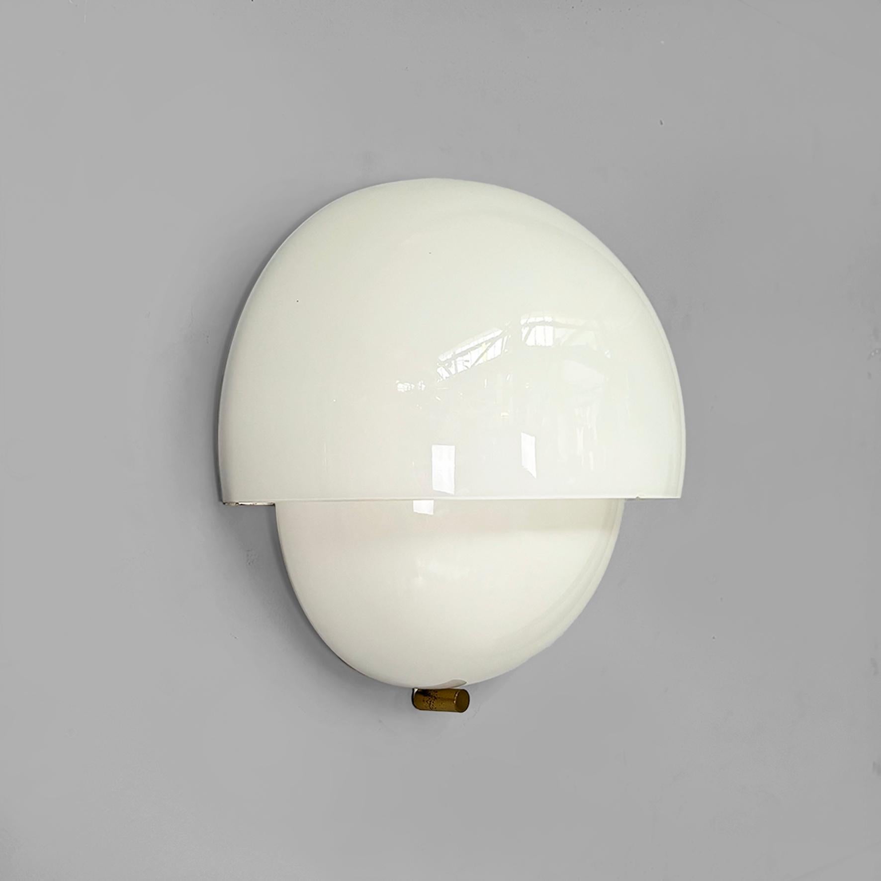 Aplique moderno italiano de mediados de siglo Mania Vico Magistretti Artemide, años 60
Lámpara de pared modelo Mania de cristal opalino. El difusor está compuesto por dos elementos semiesféricos. La estructura es de metal blanco. Presenta una