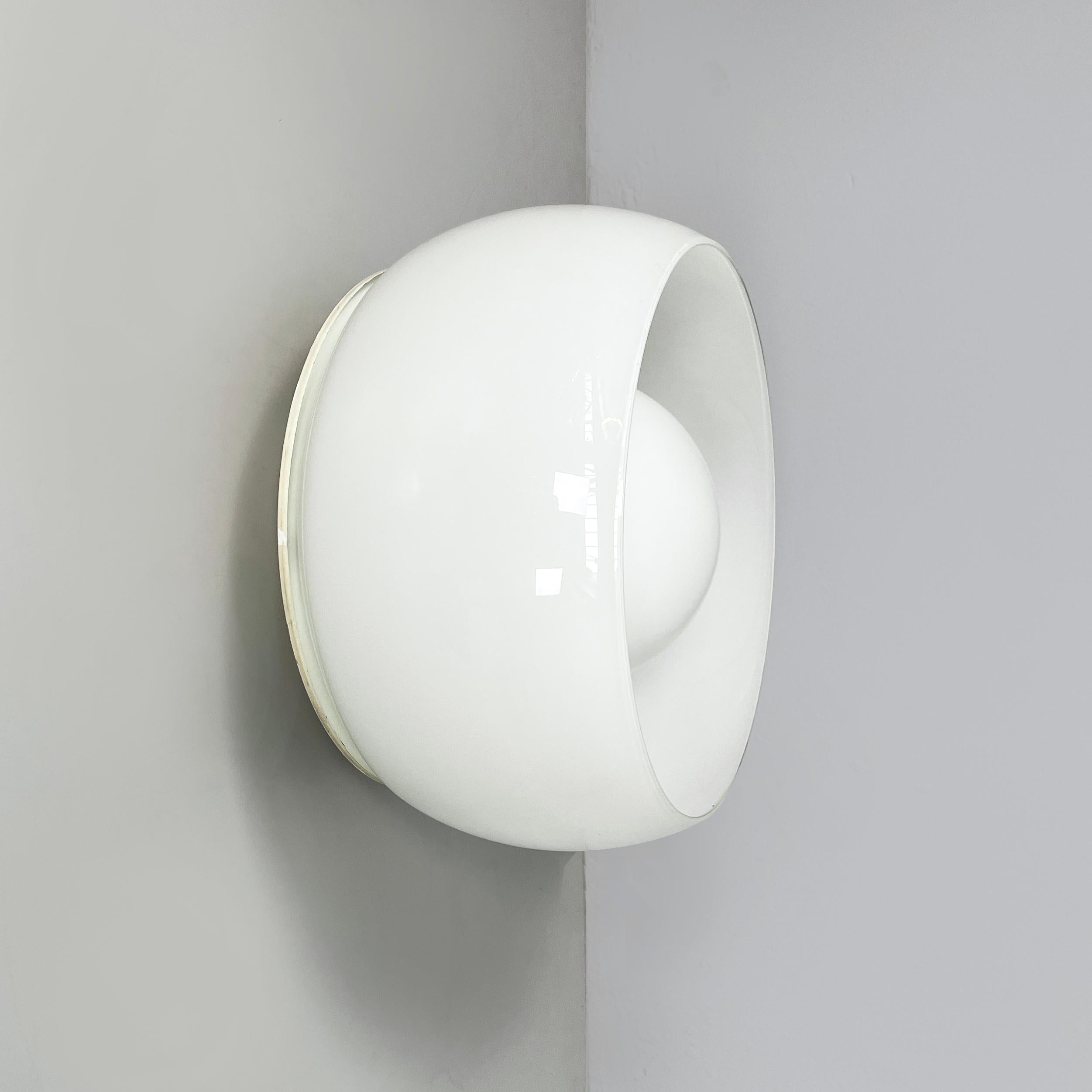 Lampada da parete Omega di Vico Magistretti Artemide, 1960
Iconica lampada da parete o soffitto mod. Omega con paralume arrotondato e diffusore sferico interno, in vetro opalino. L'attacco della lampada da parete o da soffitto è rotondo in metallo