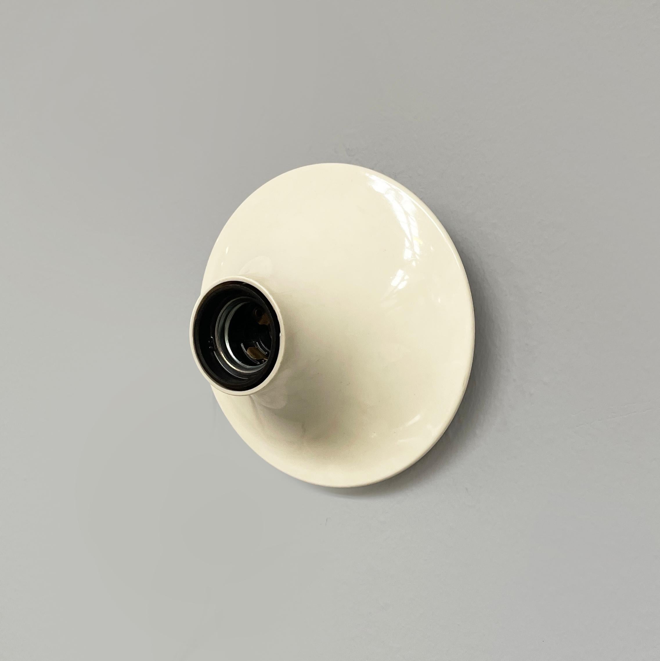 Italian mid-century modern Wall lamp Teti by Vico Magistretti for Artemide, 1970s
Wall lamp mod. Teti with round base, in white plastic with black plastic interior. The light bulb is on sight. The structure tends to widen towards the base and narrow