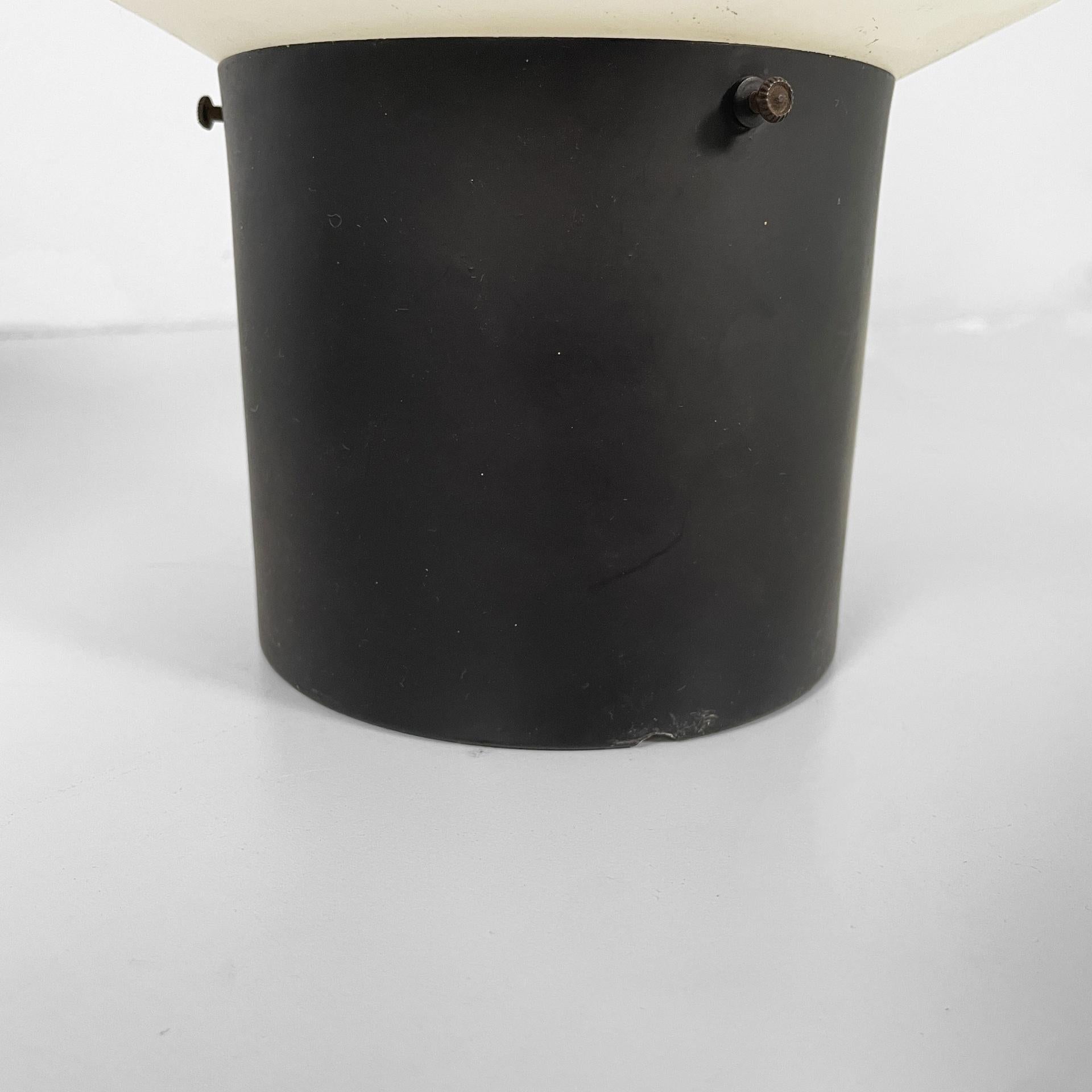 Appliques italiennes modernes du milieu du siècle en verre opalin et métal noir, années 1950 en vente 5