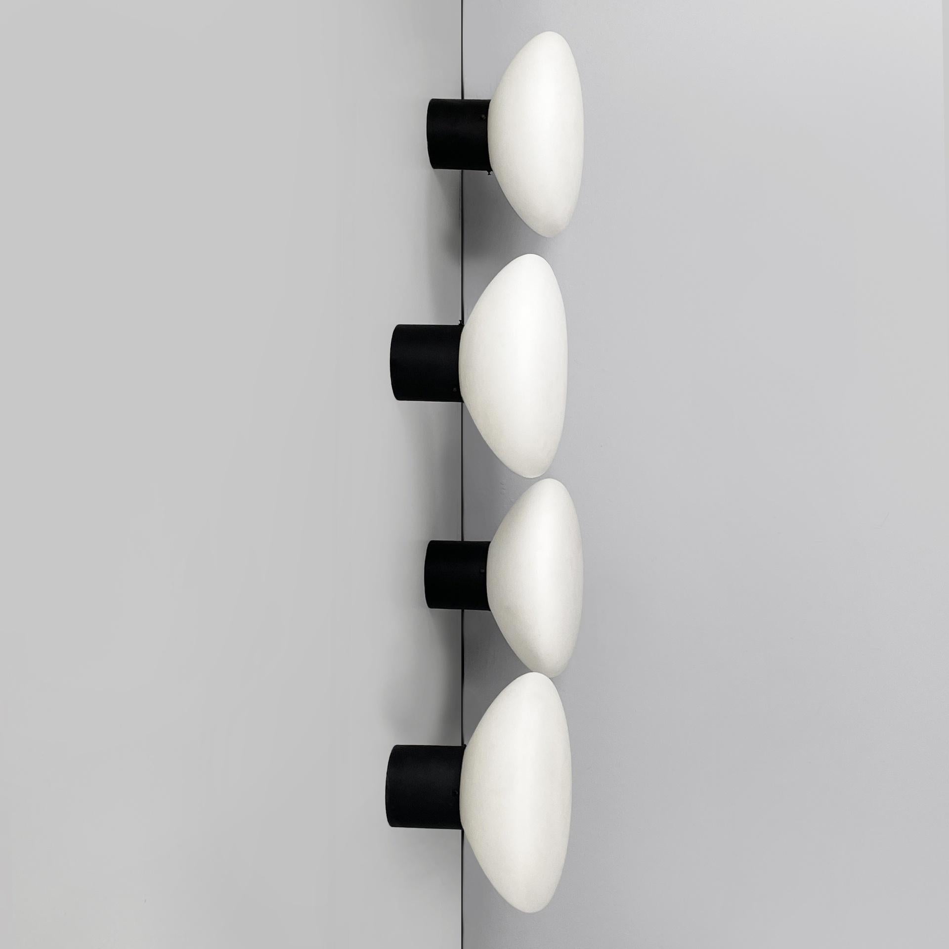 Mid-Century Modern Appliques italiennes modernes du milieu du siècle en verre opalin et métal noir, années 1950 en vente