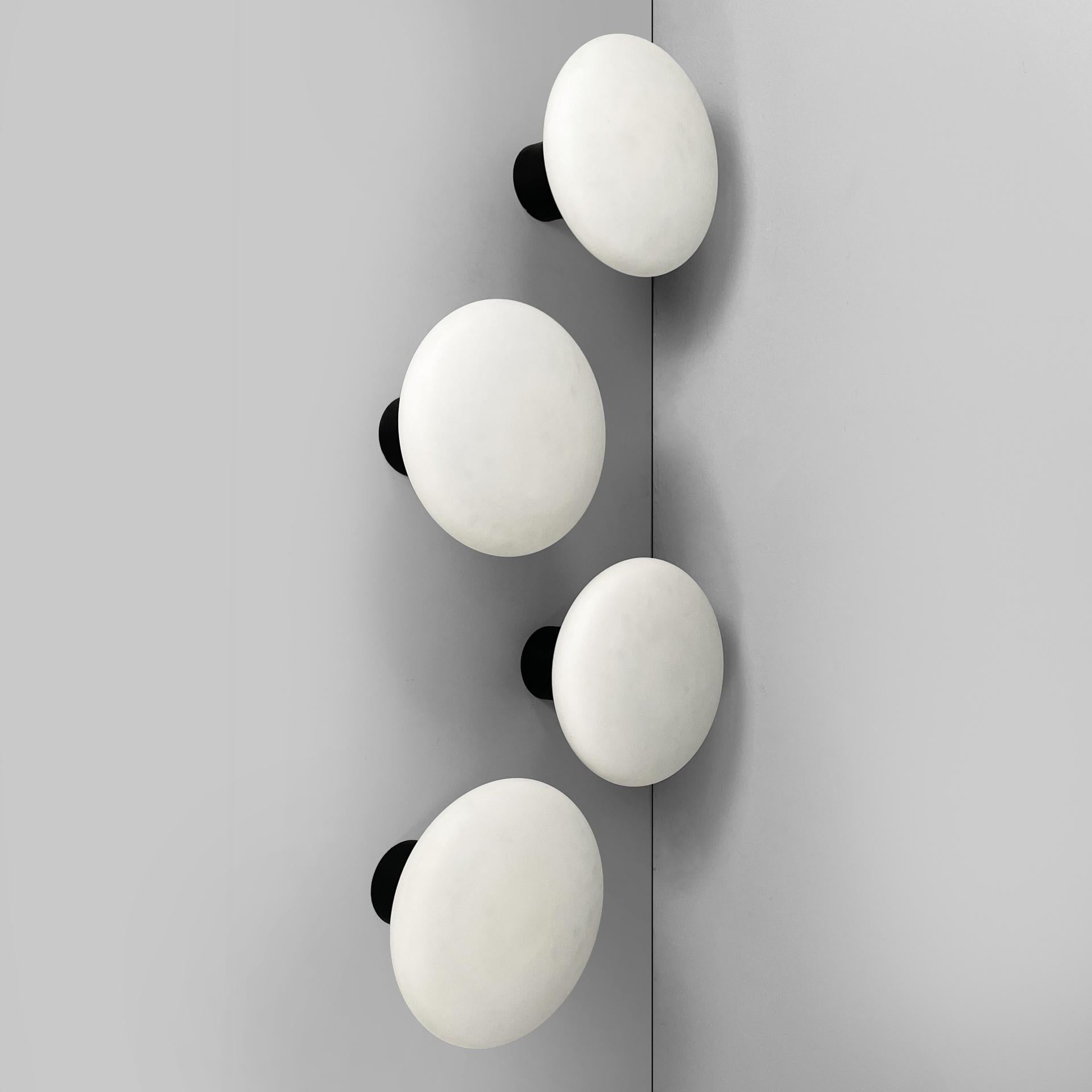 Appliques italiennes modernes du milieu du siècle en verre opalin et métal noir, années 1950 Bon état - En vente à MIlano, IT