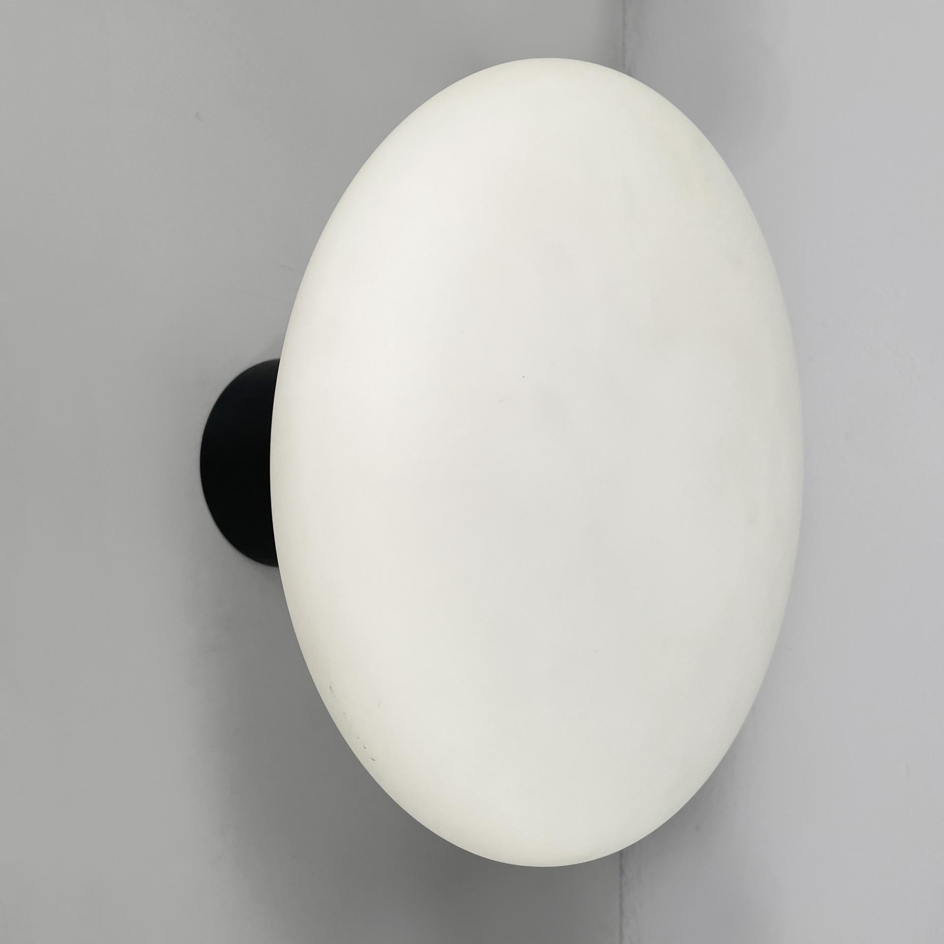Verre Appliques italiennes modernes du milieu du siècle en verre opalin et métal noir, années 1950 en vente