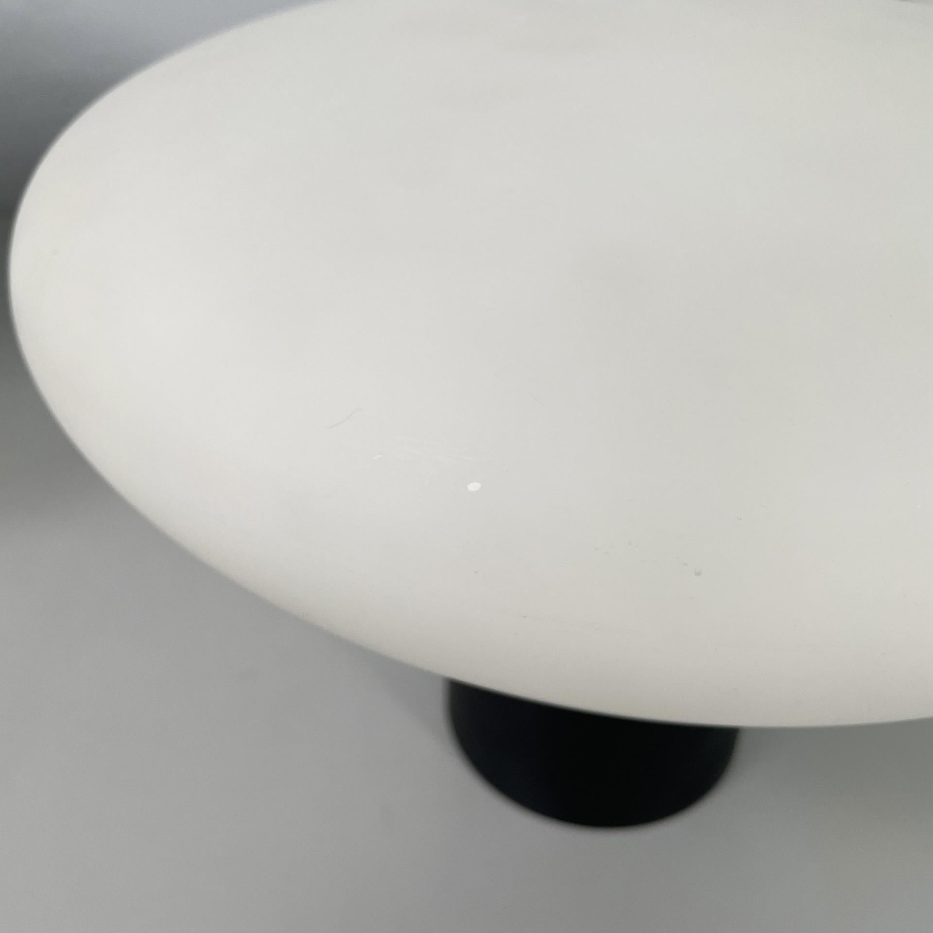 Appliques italiennes modernes du milieu du siècle en verre opalin et métal noir, années 1950 en vente 2