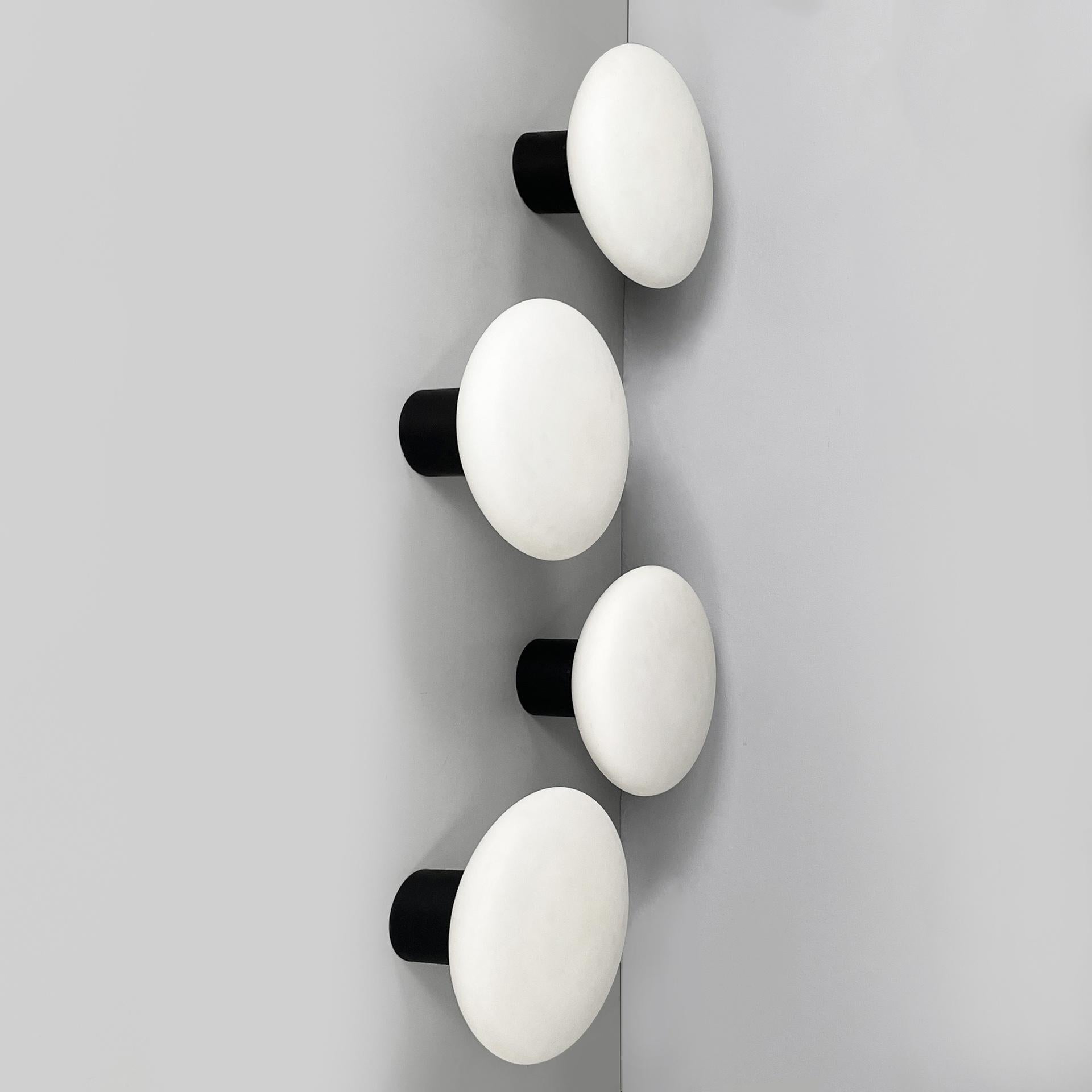Appliques italiennes modernes du milieu du siècle en verre opalin et métal noir, années 1950 en vente
