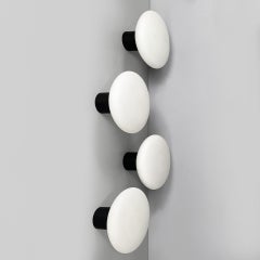 Appliques italiennes modernes du milieu du siècle en verre opalin et métal noir, années 1950