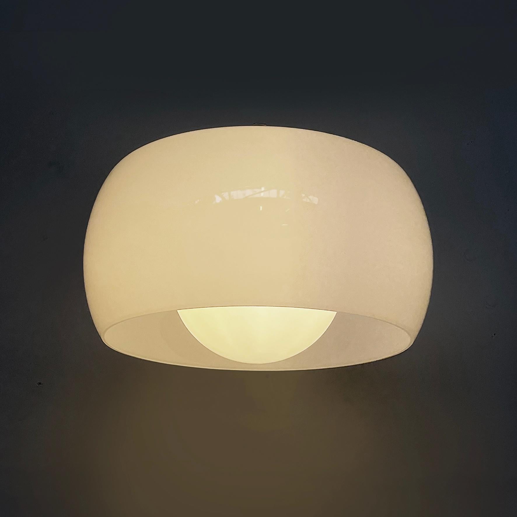 Apliques italianos de mediados de siglo Omega de Vico Magistretti para Artemide, años 70
Juego de nueve apliques modelo Omega con difusor cilíndrico y esfera interior, de cristal opalino. La bombilla se coloca dentro de la esfera. El difusor está