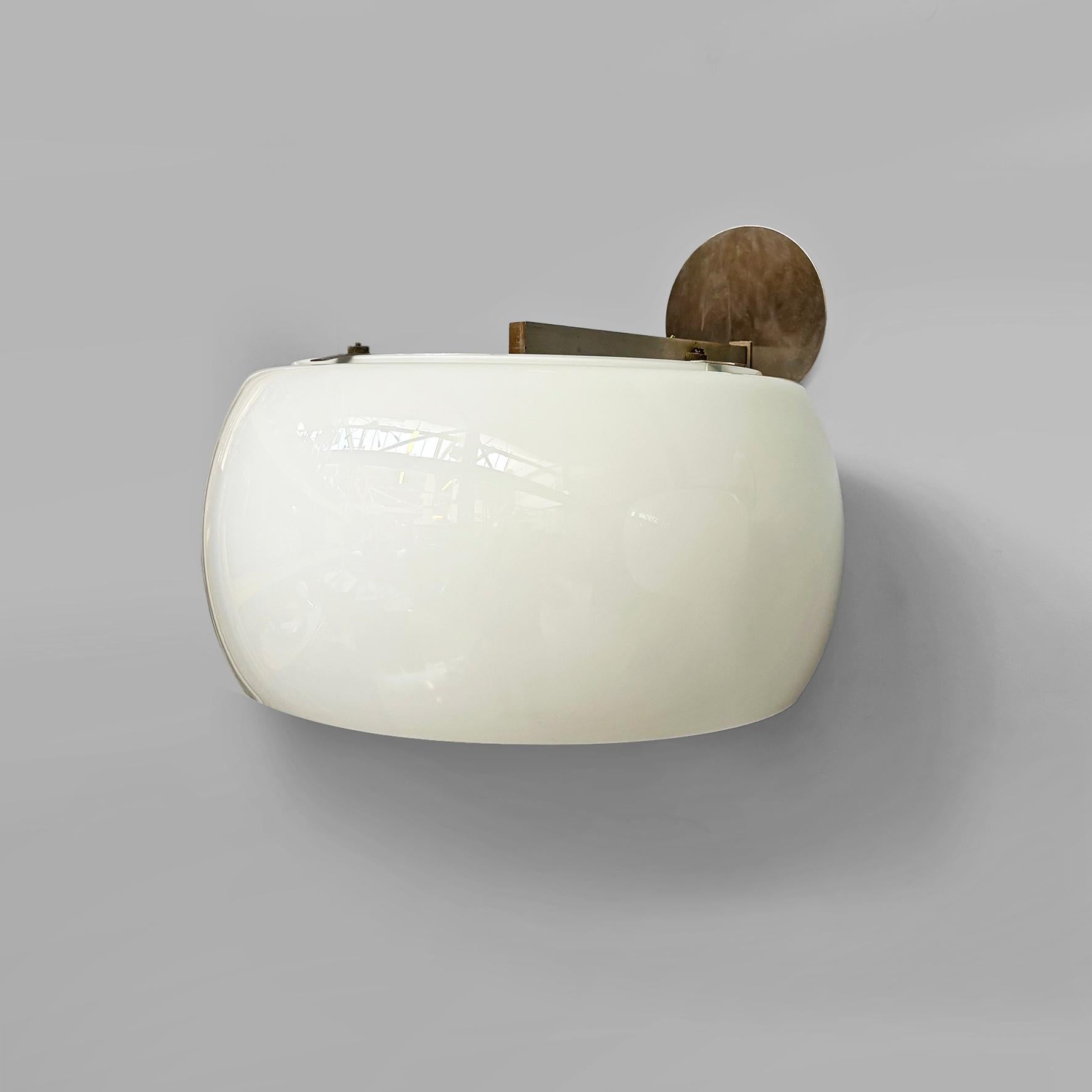 Apliques italianos de mediados de siglo Omega de Magistretti para Artemide, años 70 Latón en venta