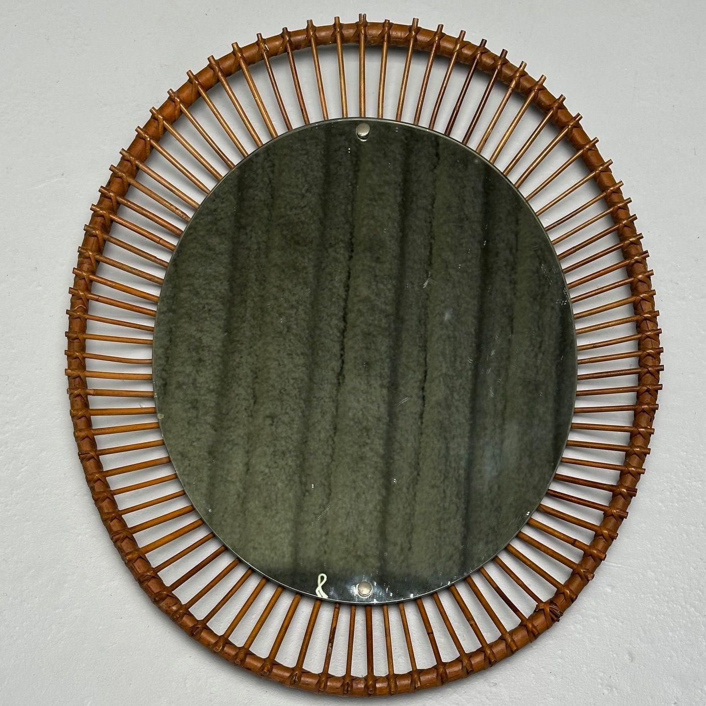 Miroir mural italien du milieu du siècle, bambou, canne, rotin, Italie, années 1960

Ce superbe miroir organique moderne des années 1960 incarne l'élégance sans effort du design du milieu du siècle. Son cadre en bambou, rotin et rotin crée une