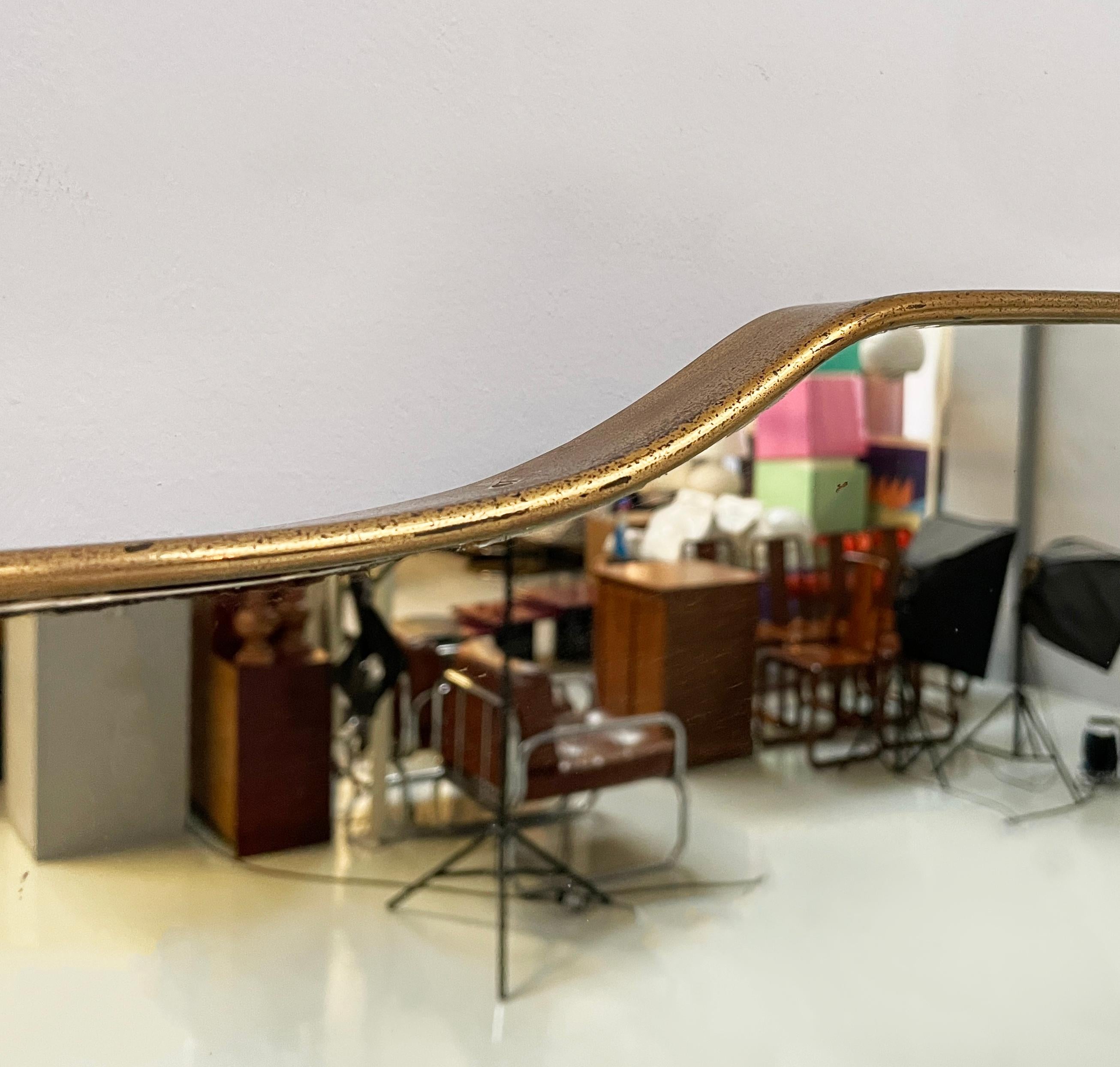 Italian mid-century modern wall mirror with brass, 1950s in vendita 7