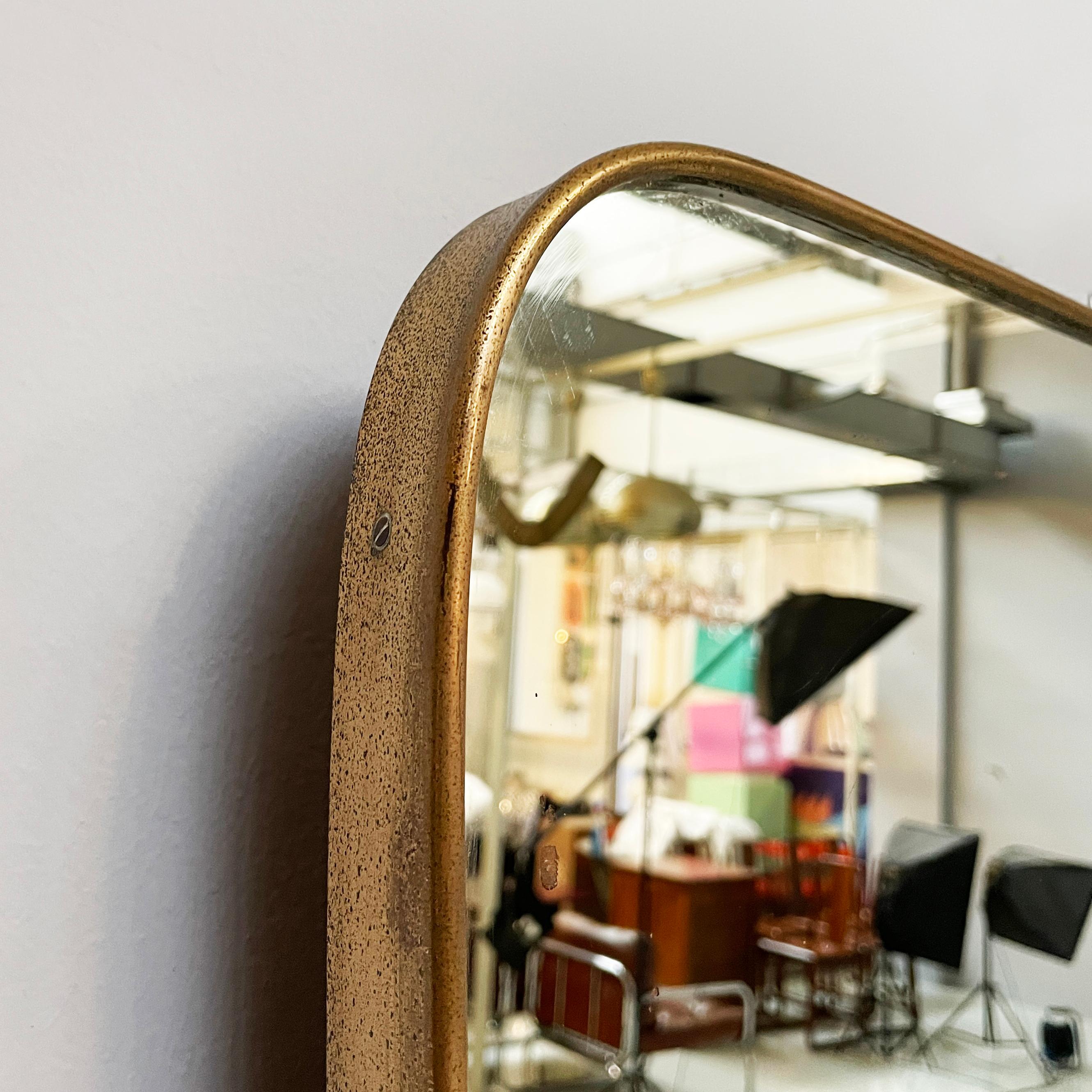 Mid-20th Century Italian mid-century modern wall mirror with brass, 1950s in vendita
