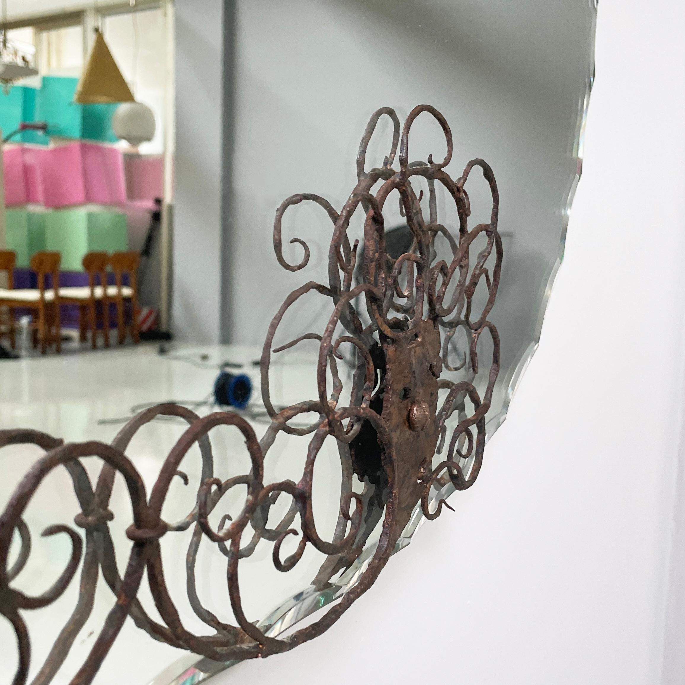 Espejo de pared italiano moderno de mediados de siglo con detalles de rizos de hierro, años 60 en venta 9