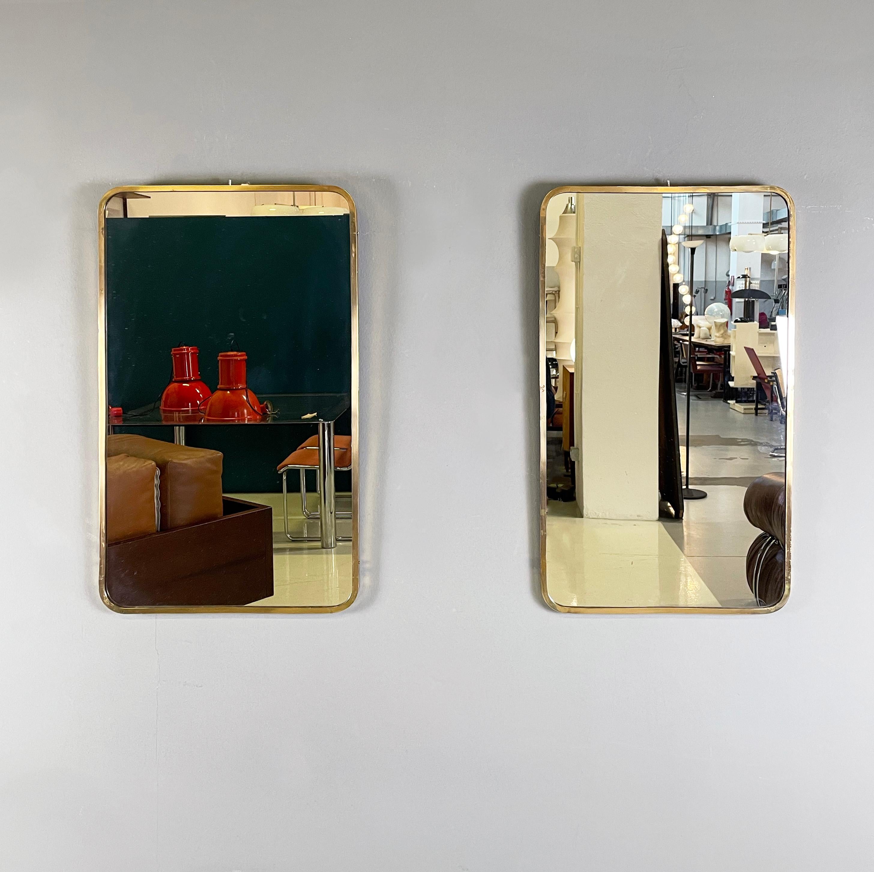 Italian mid-century modern Wall mirrors in brass frame, 1950s
Pair of rectangular wall mirrors with rounded corners in a brass frame. The structure behind the mirror is made of wood. At the top it has a hook for hanging.
1950s.
Vintage condition,