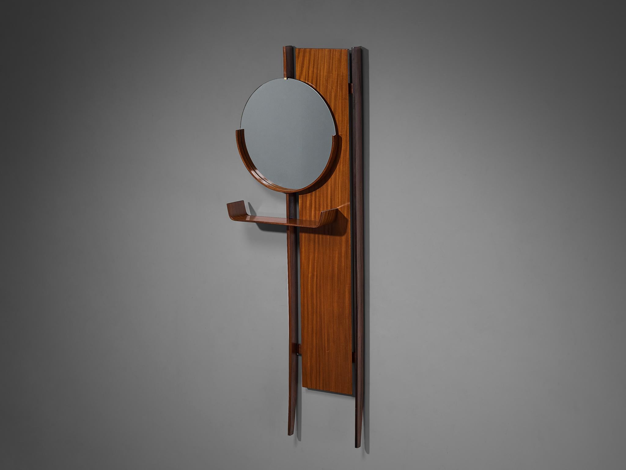 Wandspiegel mit Ablage, Teakholz, Spiegelglas, Italien, 1950er Jahre

Dieser schlichte Wandspiegel ist ein Beispiel für modernes Design aus der Mitte des Jahrhunderts und verkörpert die Finesse und den unnachahmlichen Charme italienischer