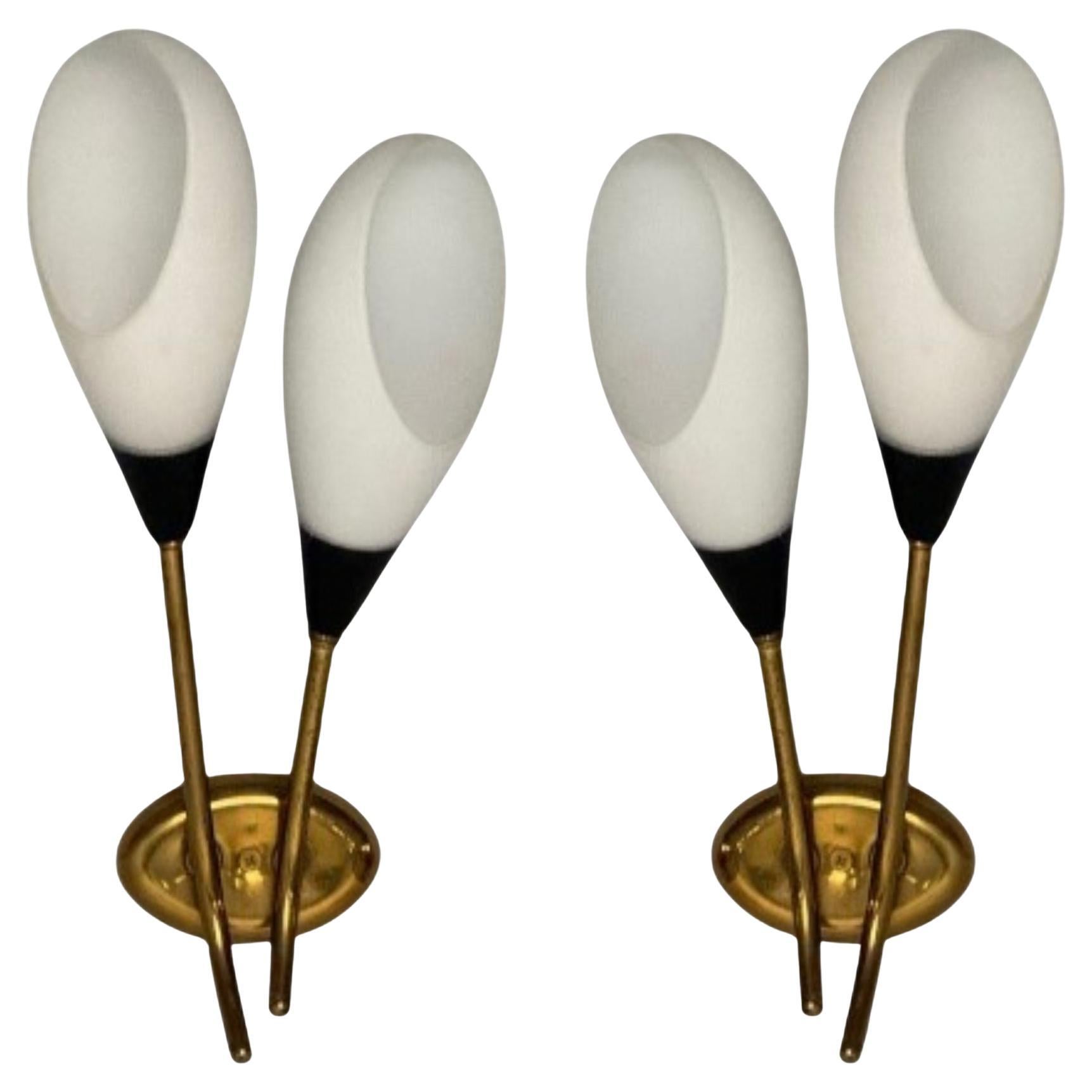 Italienische Mid-Century-Modern-Wandleuchter, Messing, Opalglas, Italien, 1950er Jahre