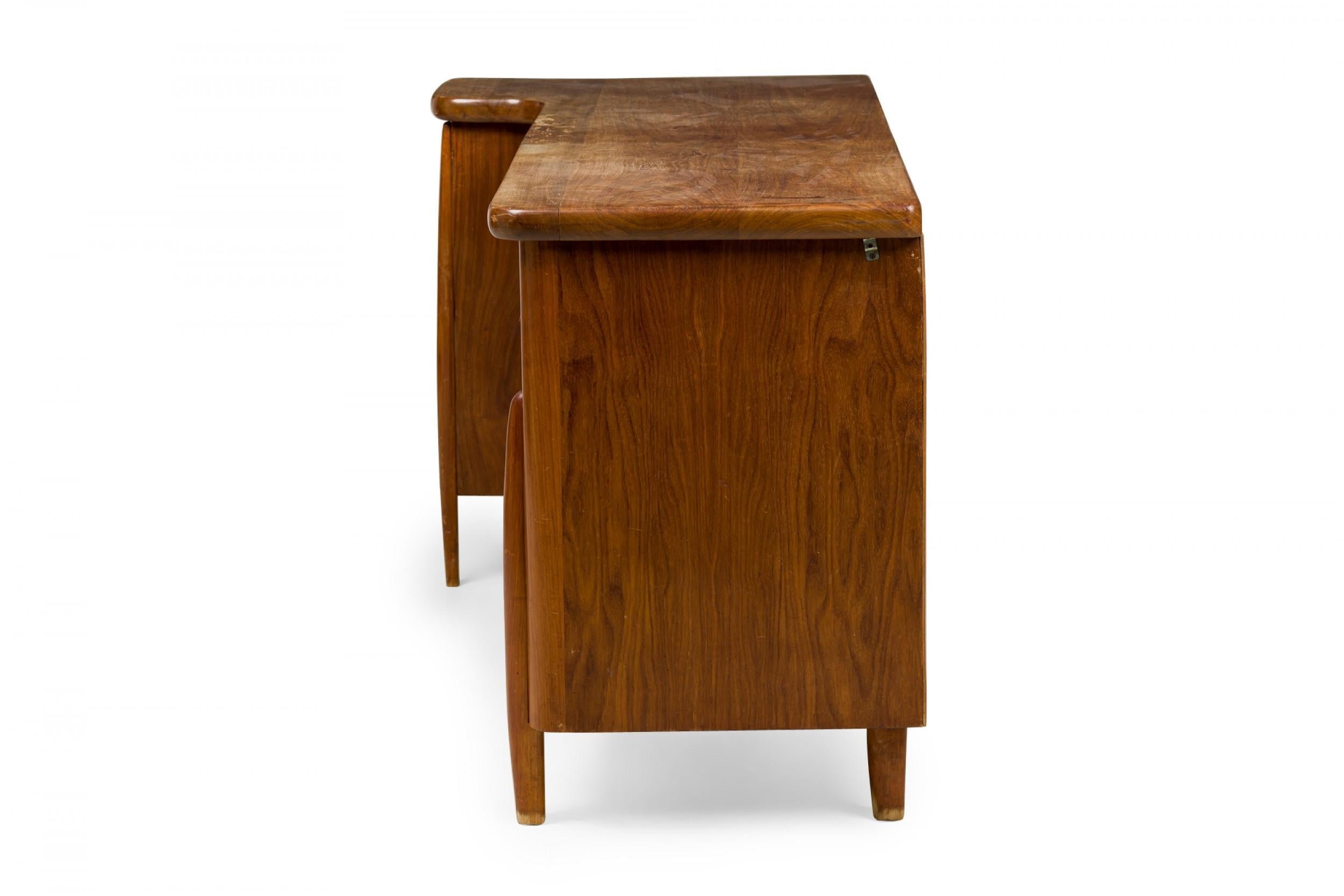 Italian Mid-Century Modern Walnut Desk, Style of Gio Ponti In Good Condition For Sale In New York, NY
