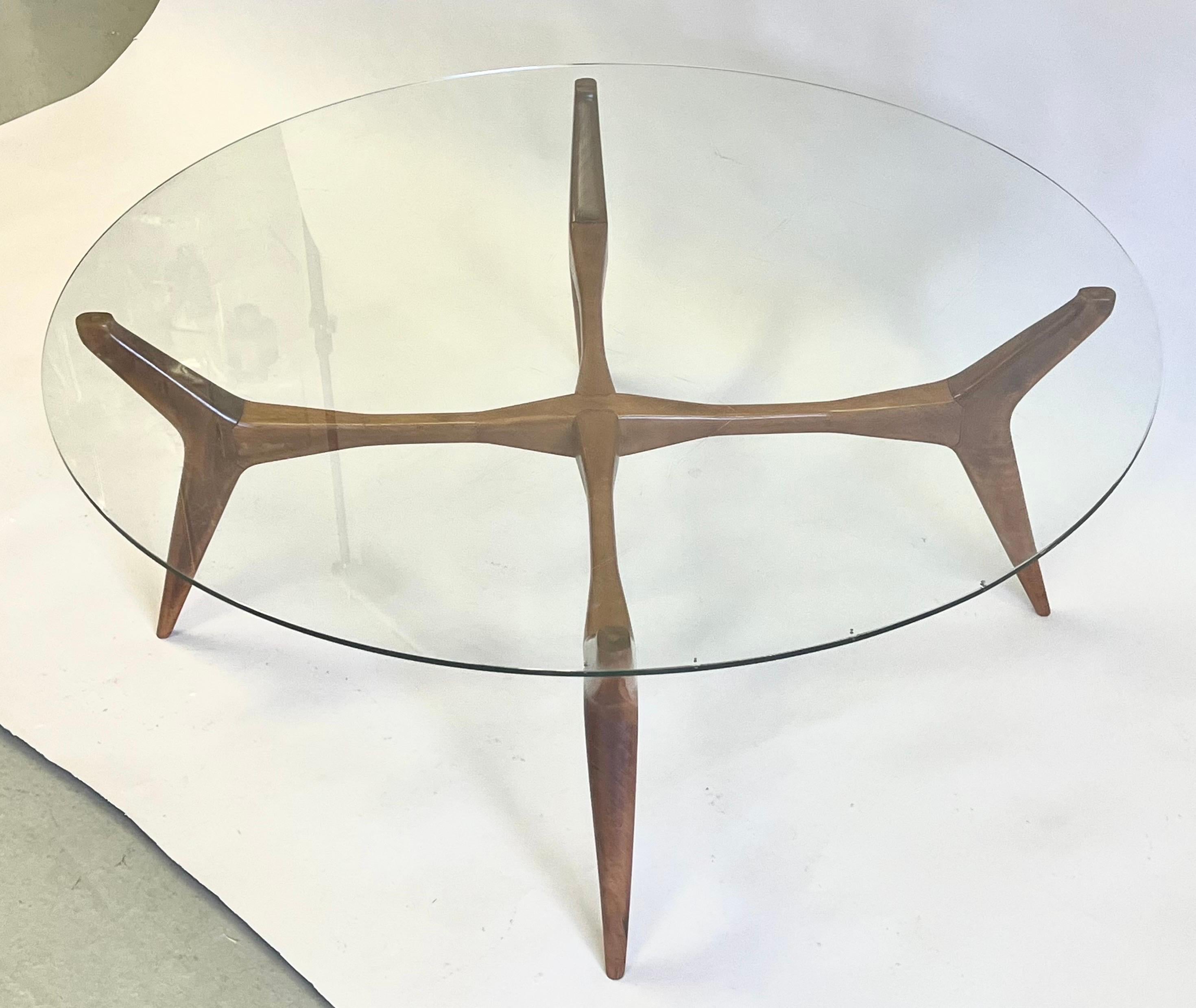 Italian Mid-Century Modern Walnut & Glass Circular Coffee Table by Gio Ponti  In Good Condition For Sale In New York, NY