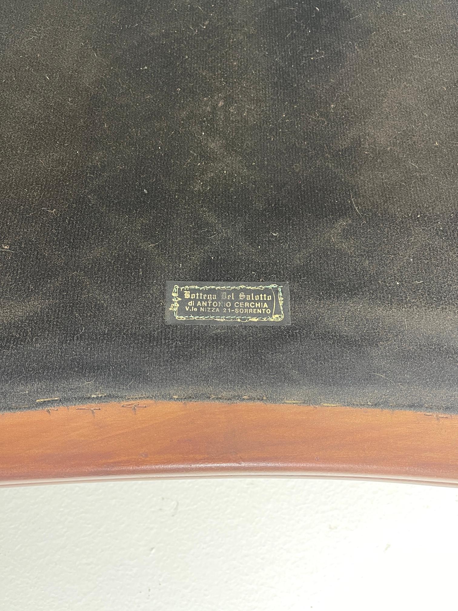 Italienisches Sofa aus Nussbaumholz, Mitte des Jahrhunderts, 1950er Jahre im Angebot 6