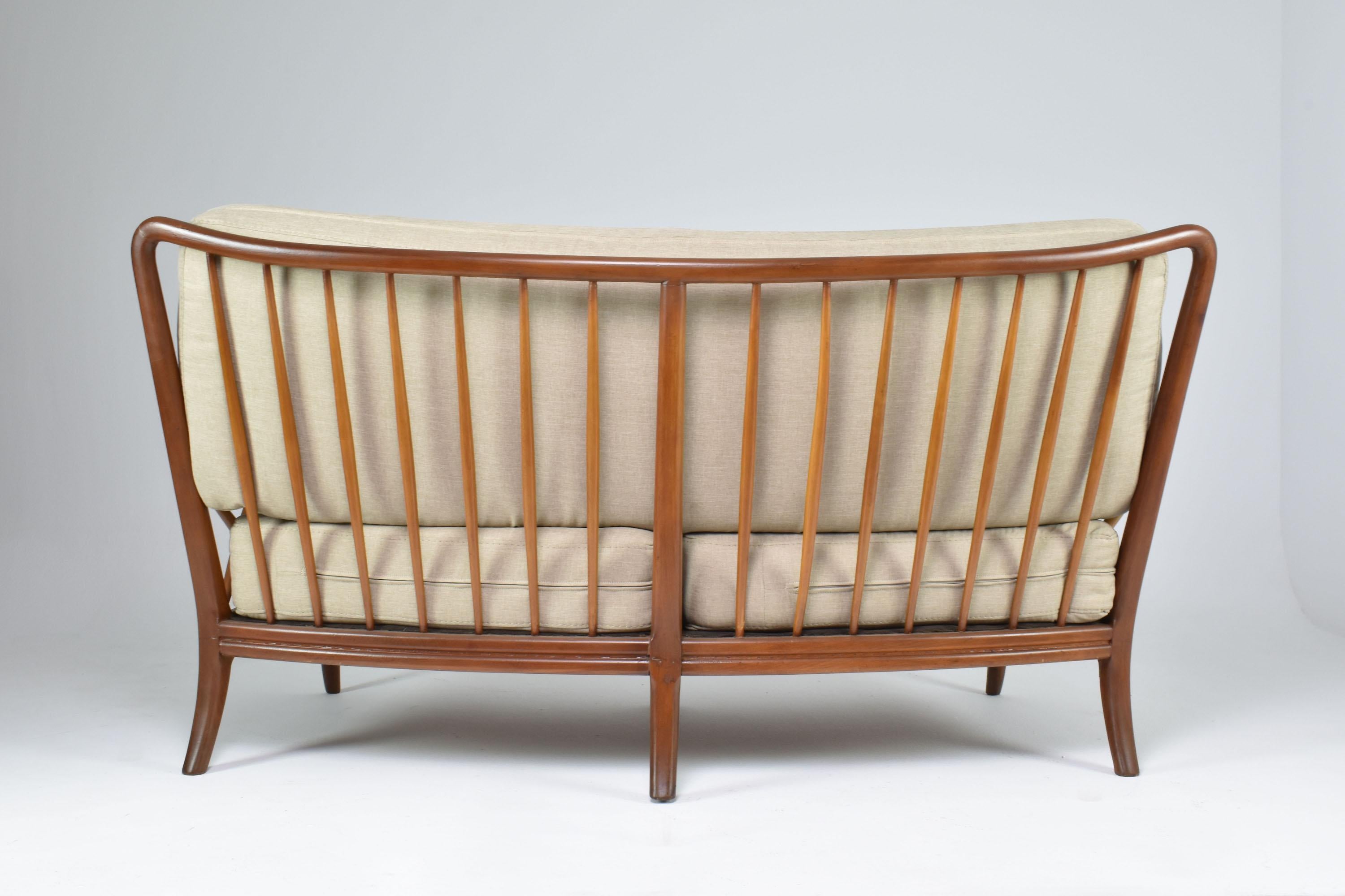 Italienisches Sofa aus Nussbaumholz, Mitte des Jahrhunderts, 1950er Jahre (Moderne der Mitte des Jahrhunderts) im Angebot