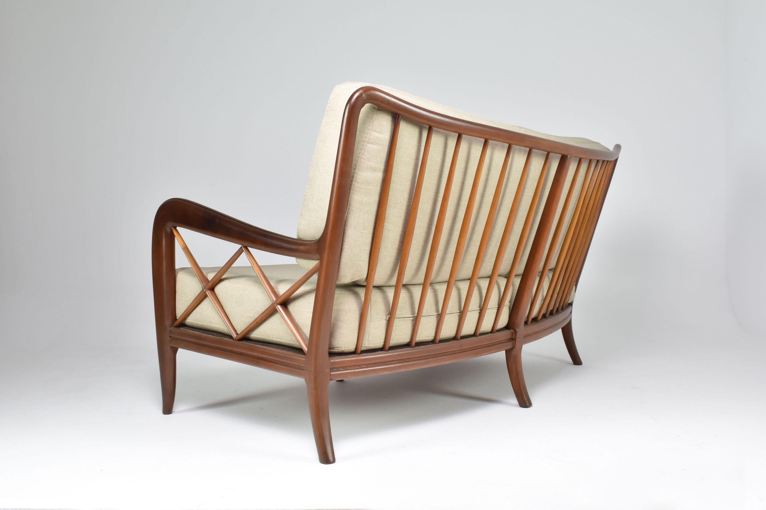 Italienisches Sofa aus Nussbaumholz, Mitte des Jahrhunderts, 1950er Jahre im Zustand „Gut“ im Angebot in Paris, FR