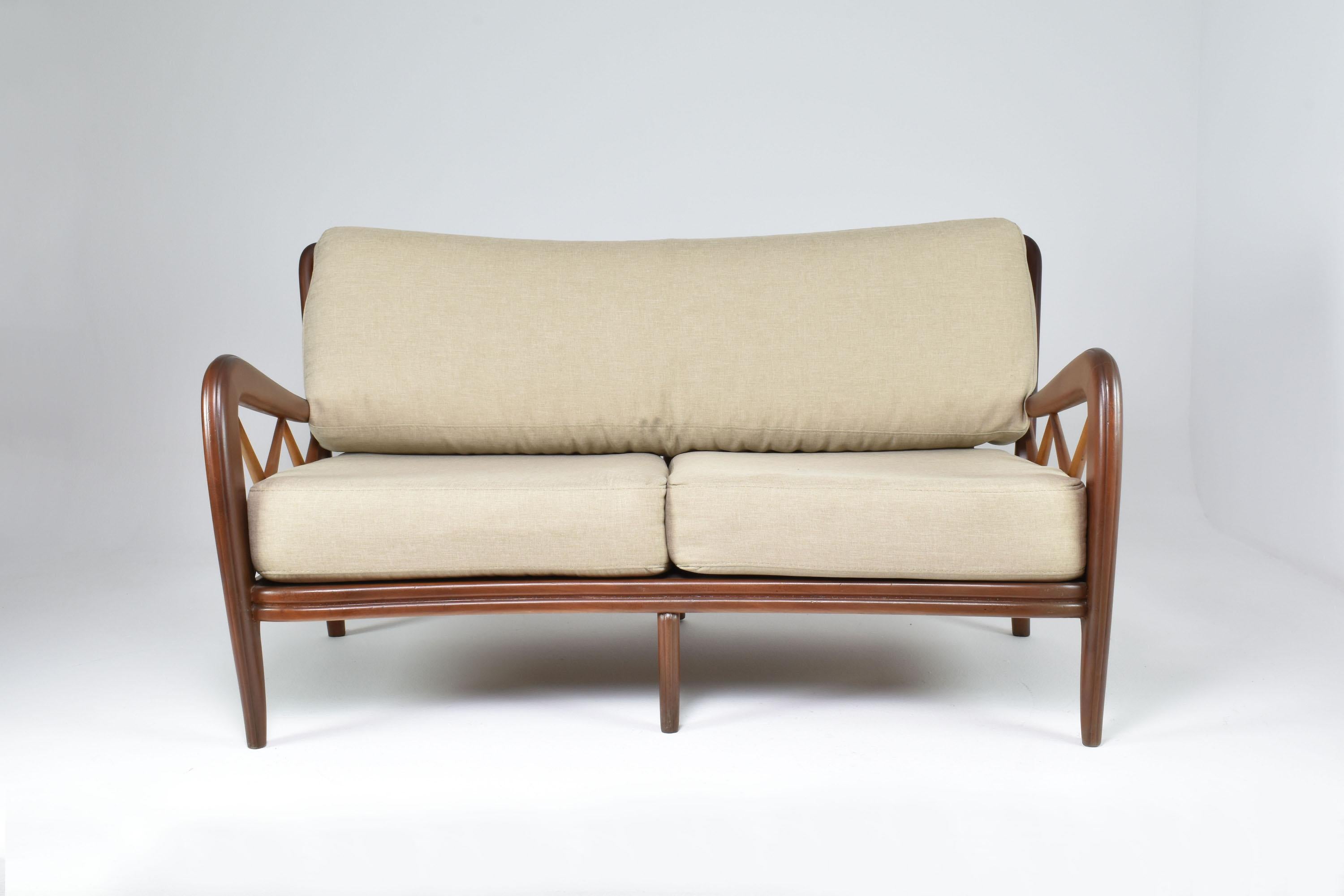 Italienisches Sofa aus Nussbaumholz, Mitte des Jahrhunderts, 1950er Jahre (20. Jahrhundert) im Angebot