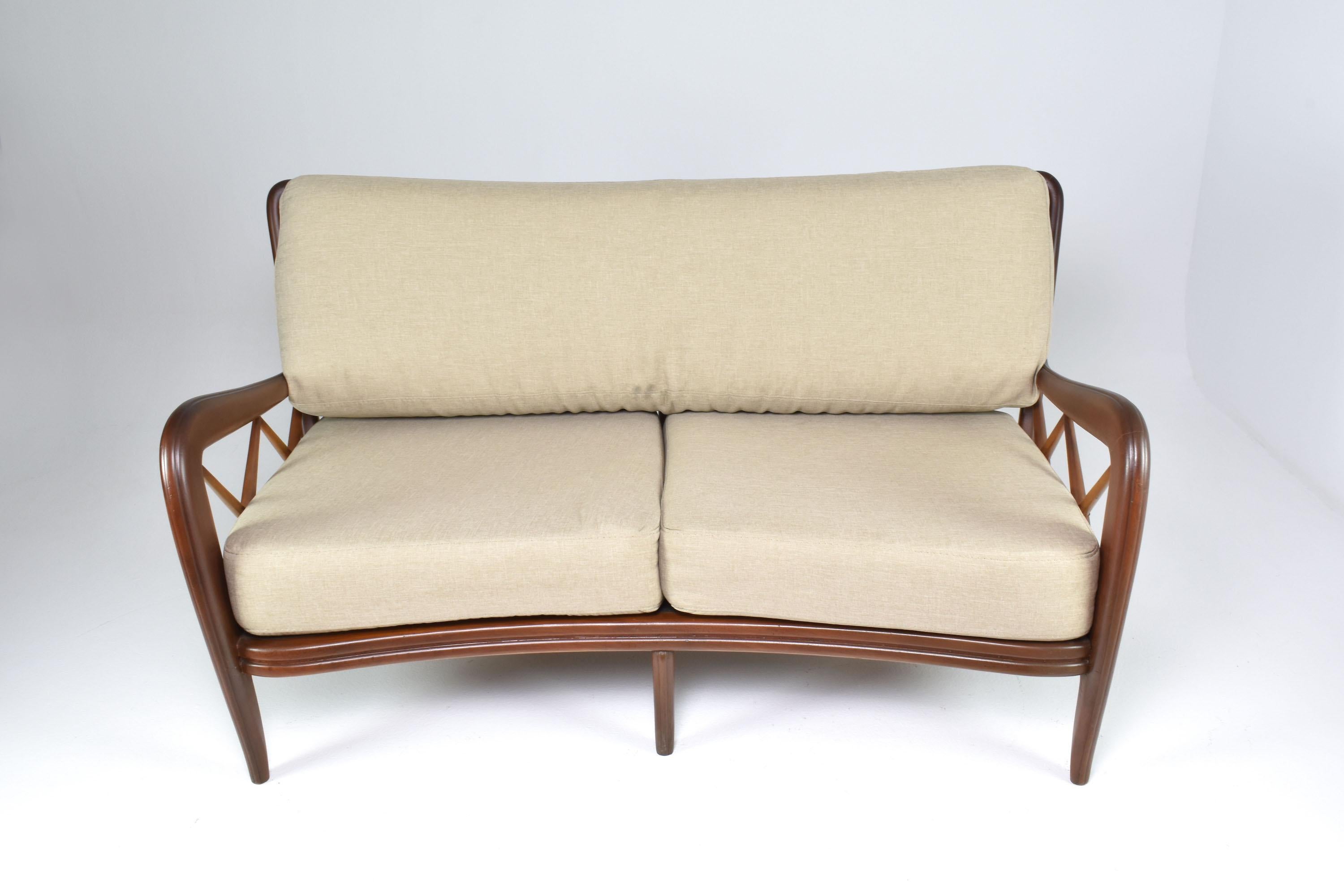 Italienisches Sofa aus Nussbaumholz, Mitte des Jahrhunderts, 1950er Jahre (Polster) im Angebot