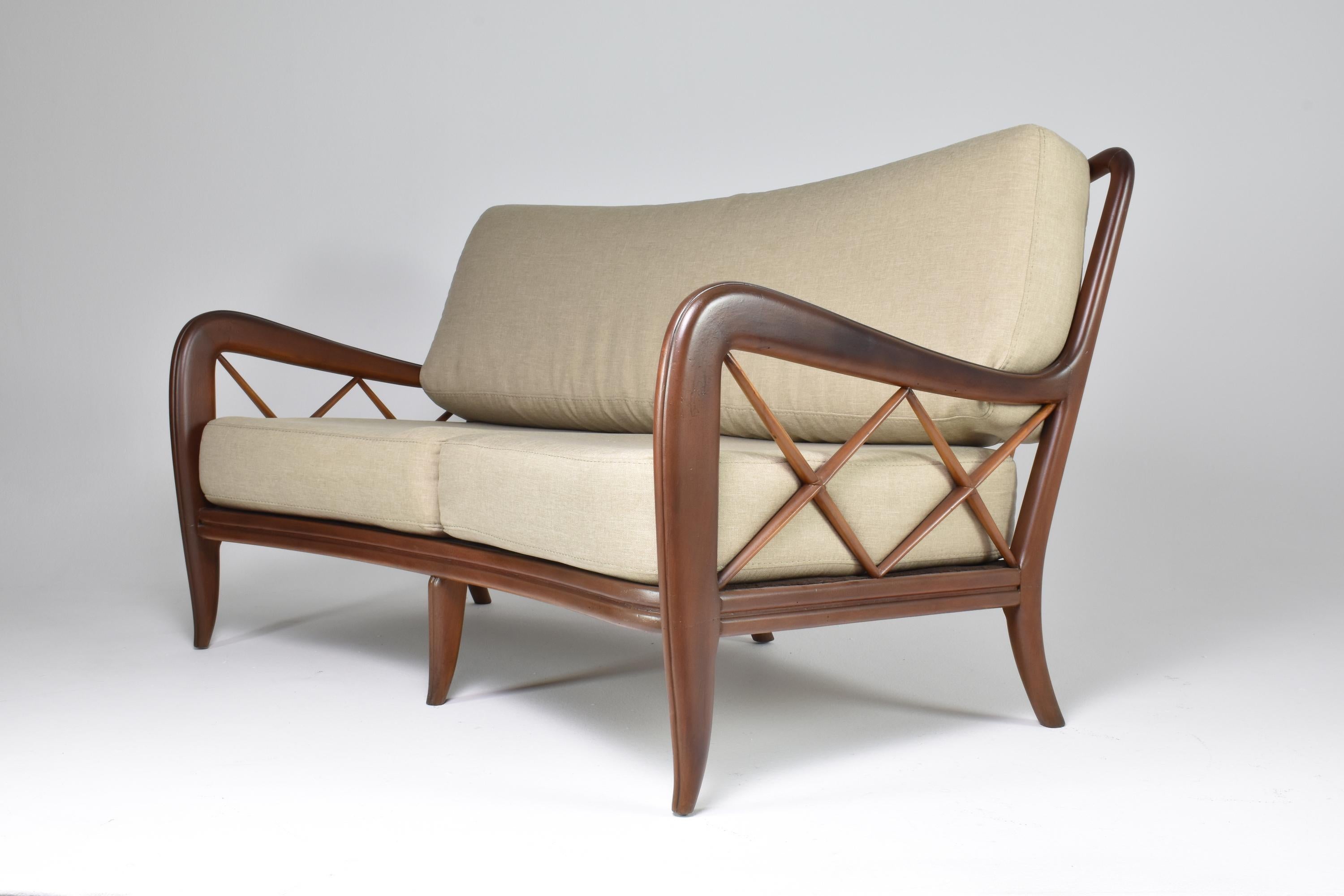 Italienisches Sofa aus Nussbaumholz, Mitte des Jahrhunderts, 1950er Jahre im Angebot 2