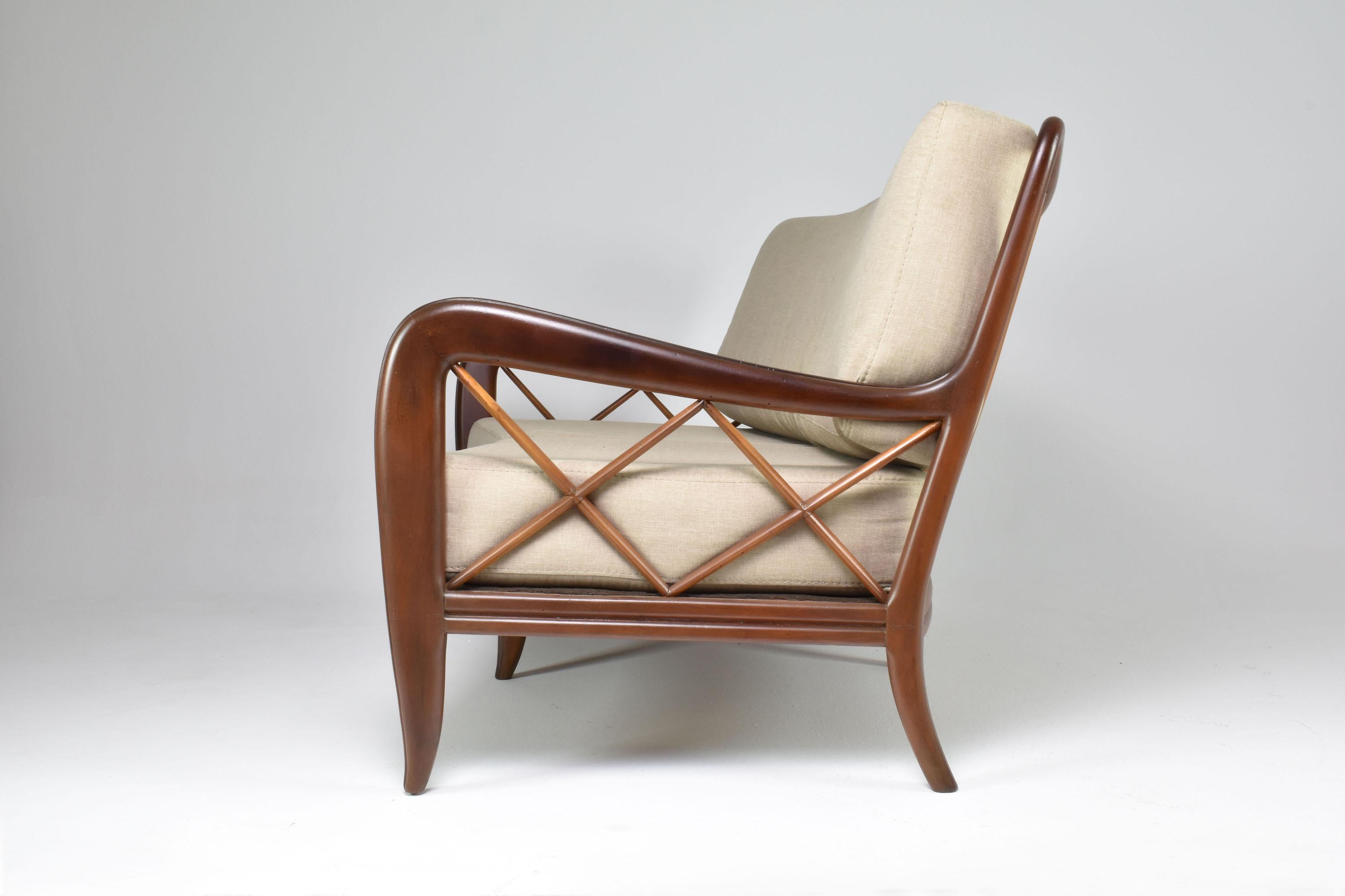 Italienisches Sofa aus Nussbaumholz, Mitte des Jahrhunderts, 1950er Jahre im Angebot 3