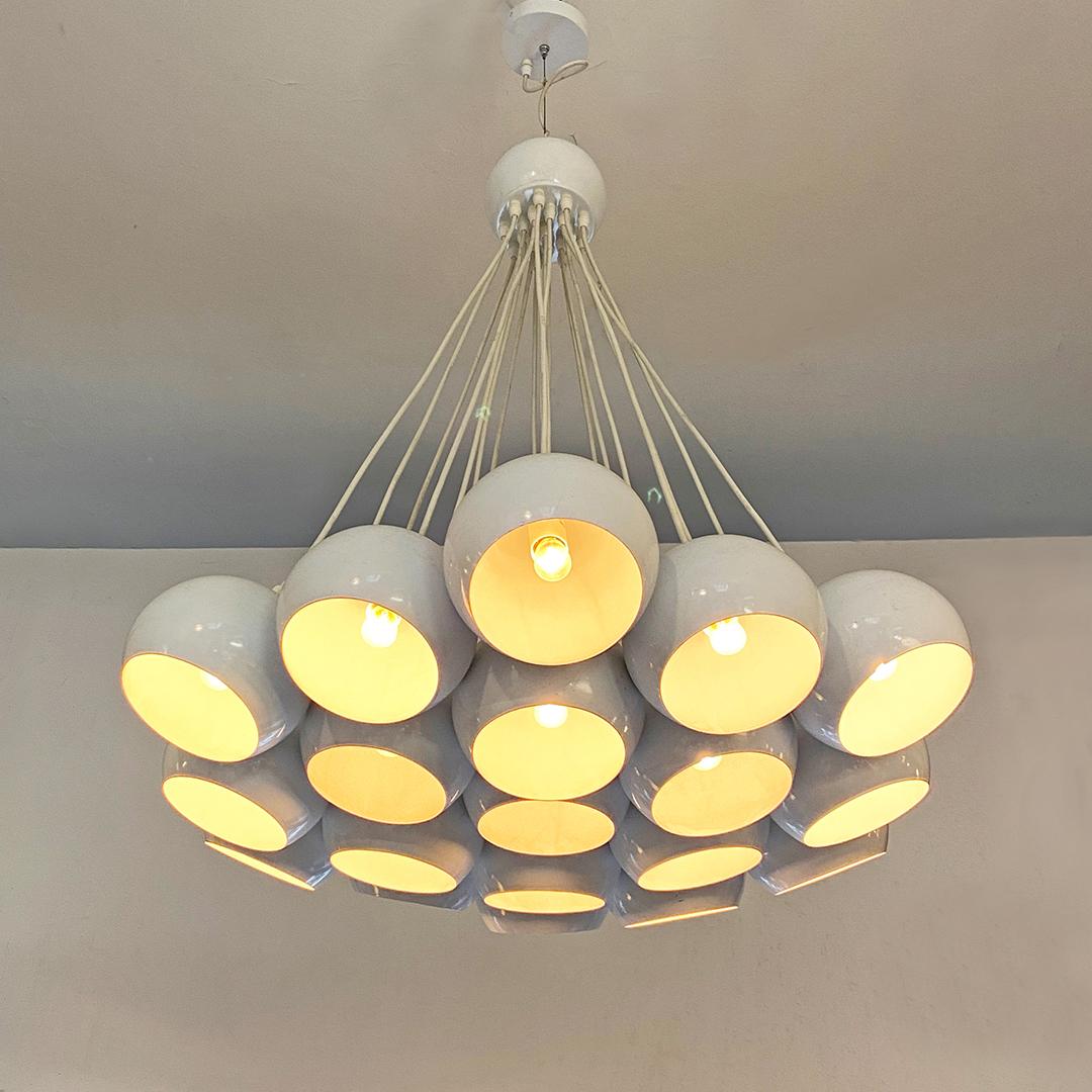 Italian Mid-Century Modern white 19 lights chandelier with cluster structure, 1970s
White chandelier with 19 lights and cluster structure, spherical lampshades in white metal suspended in contact with each other.

Good condition, some scratches