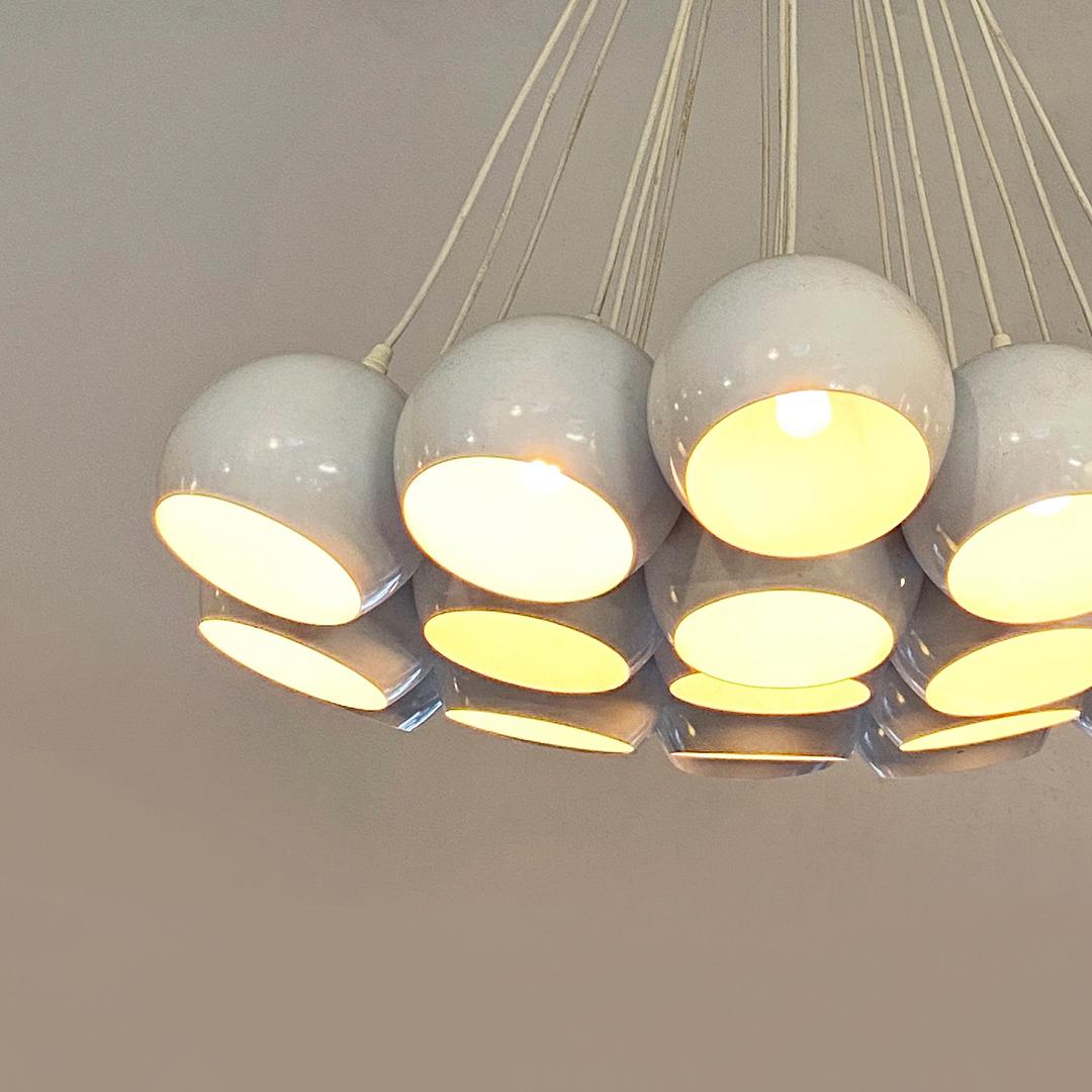Italian Mid-Century Modern White 19 Lights Chandelier with Cluster Structure, 70s In Good Condition For Sale In MIlano, IT