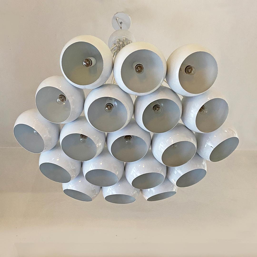 Italian Mid-Century Modern White 19 Lights Chandelier with Cluster Structure, 70s For Sale 1