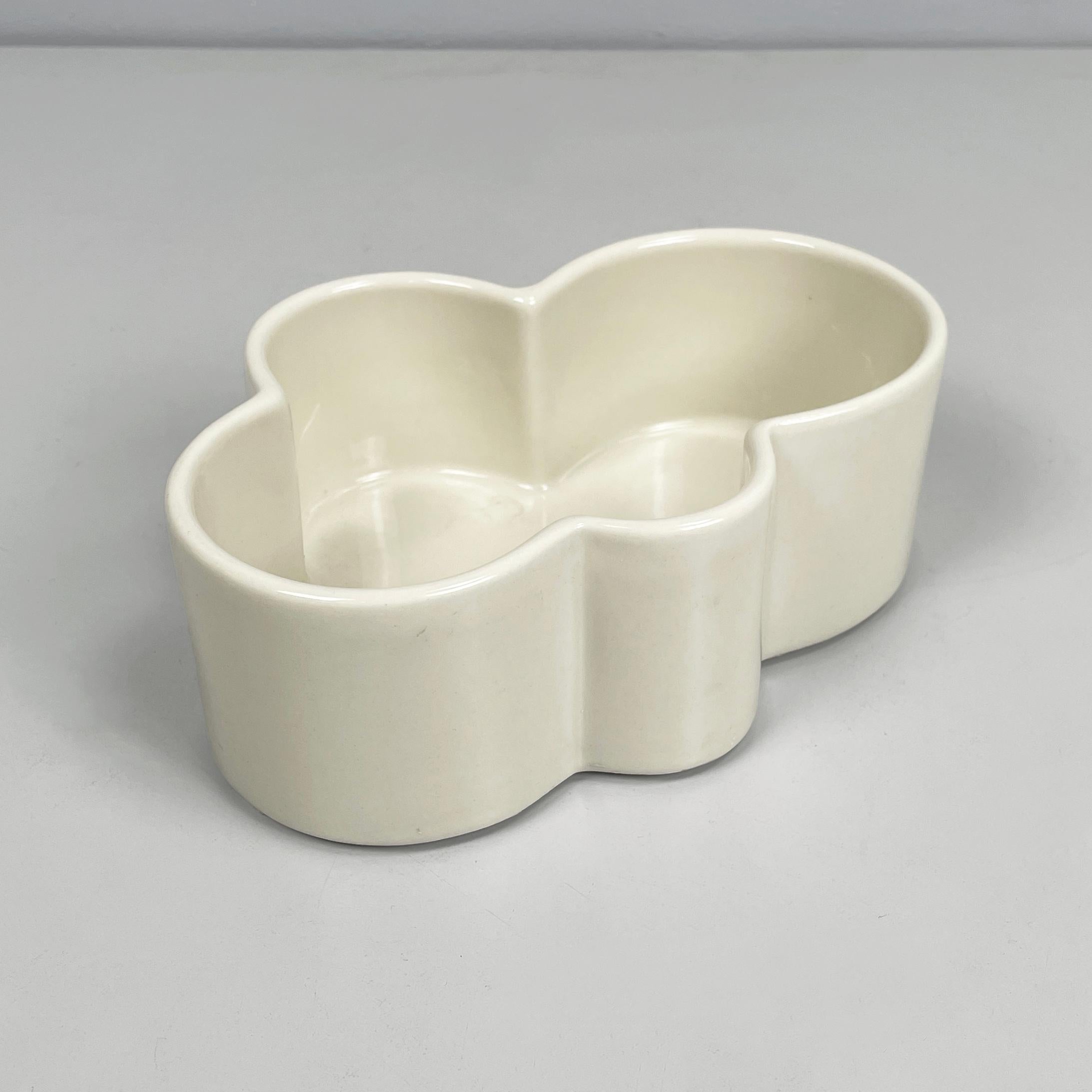 Bol blanc italien moderne du milieu du siècle par Angelo Mangiarotti pour Fratelli Brambilla, 1970
Bol de forme ronde, qui ressemble à un nuage, en céramique blanche. Il peut être utilisé comme vide-poche ou comme pièce maîtresse.
Produit par
