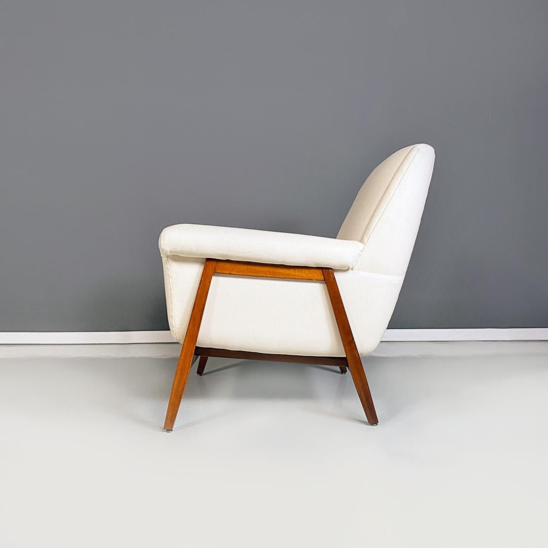 Italian mid century modern white cotton and solid beech pair of armchairs, 1960s In Good Condition For Sale In MIlano, IT