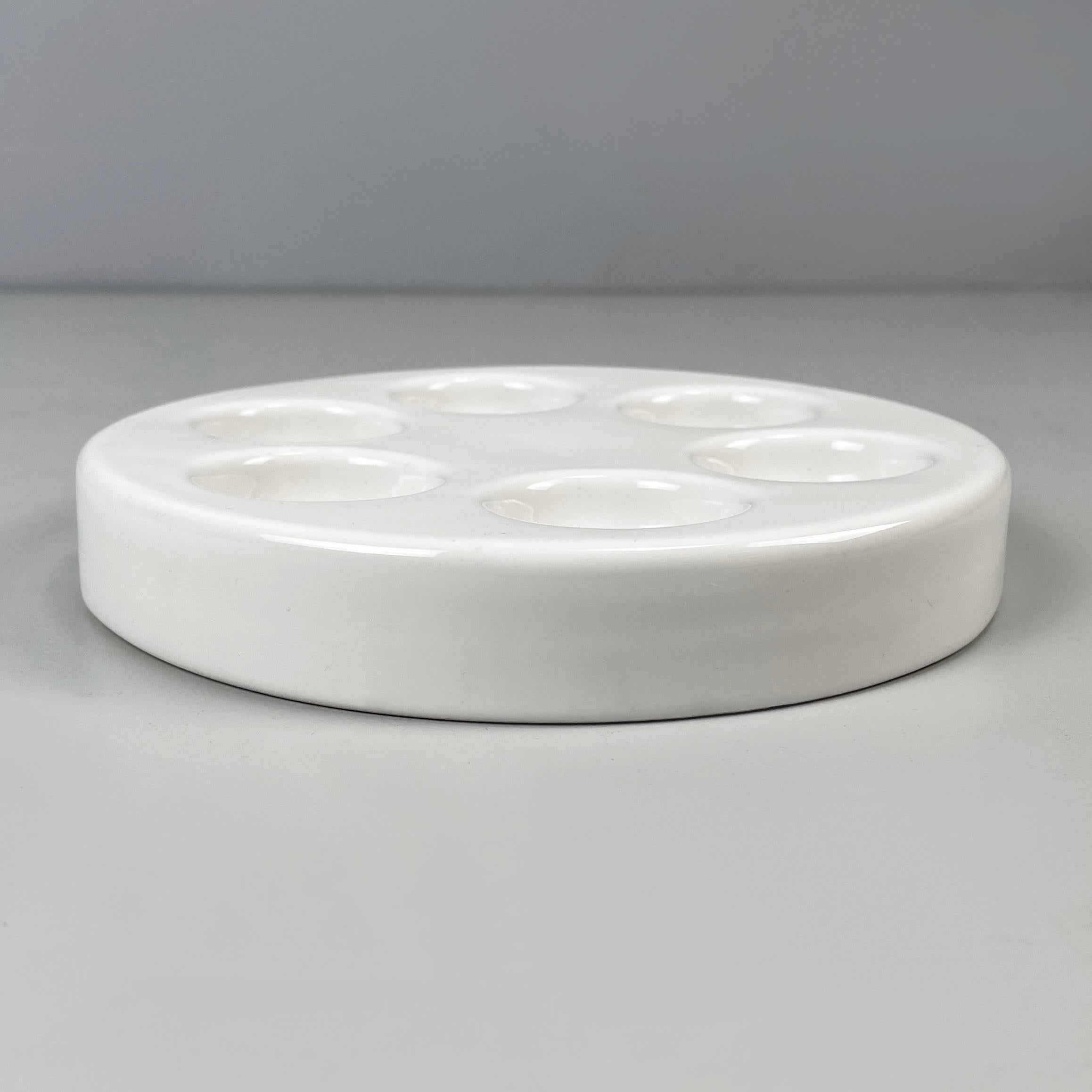 Portauovo rotondo bianco italiano di metà secolo moderno di Angelo Mangiarotti per Fratelli Brambilla, anni '70
Portauovo da tavolo a base rotonda in ceramica bianca. Il portauova è dotato di 6 scomparti lungo il profilo in cui puoi inserire le