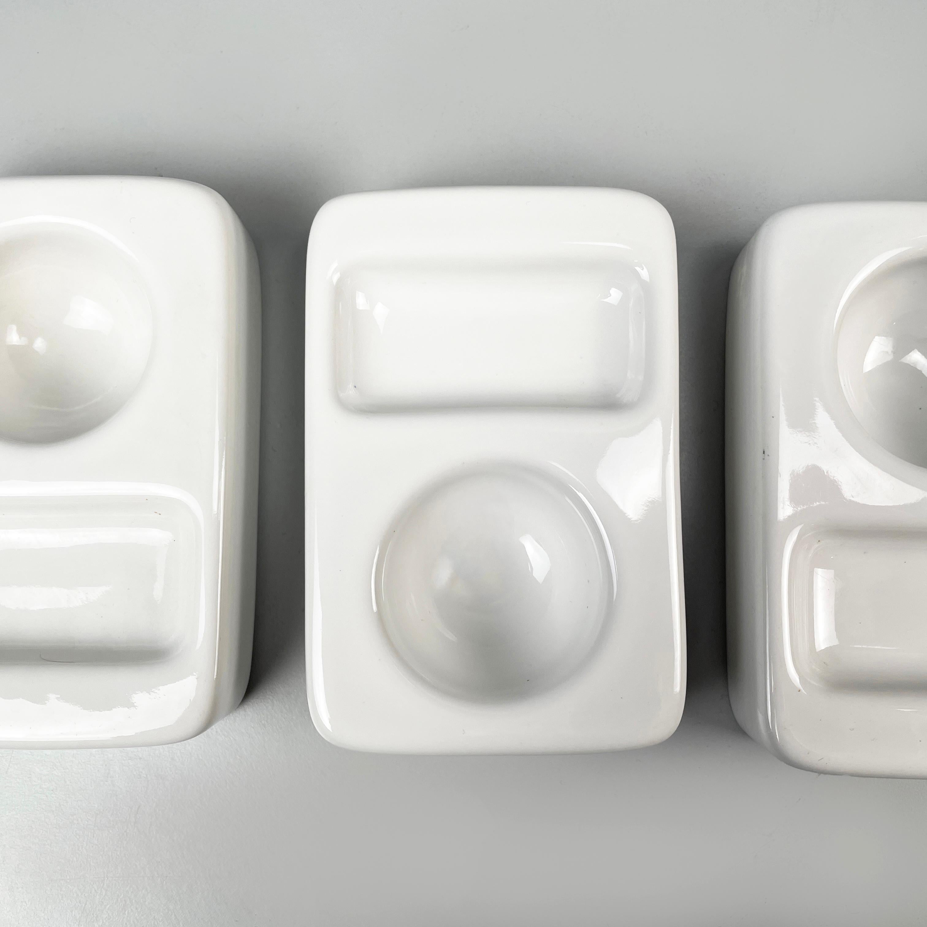 Portauovo bianco italiano di metà secolo moderno di Angelo Mangiarotti per Fratelli Brambilla, anni '70
Set di 8 portauovo da tavola rettangolari con angoli arrotondati in ceramica bianca. Ha due scomparti: uno rotondo per l'uovo e uno rettangolare