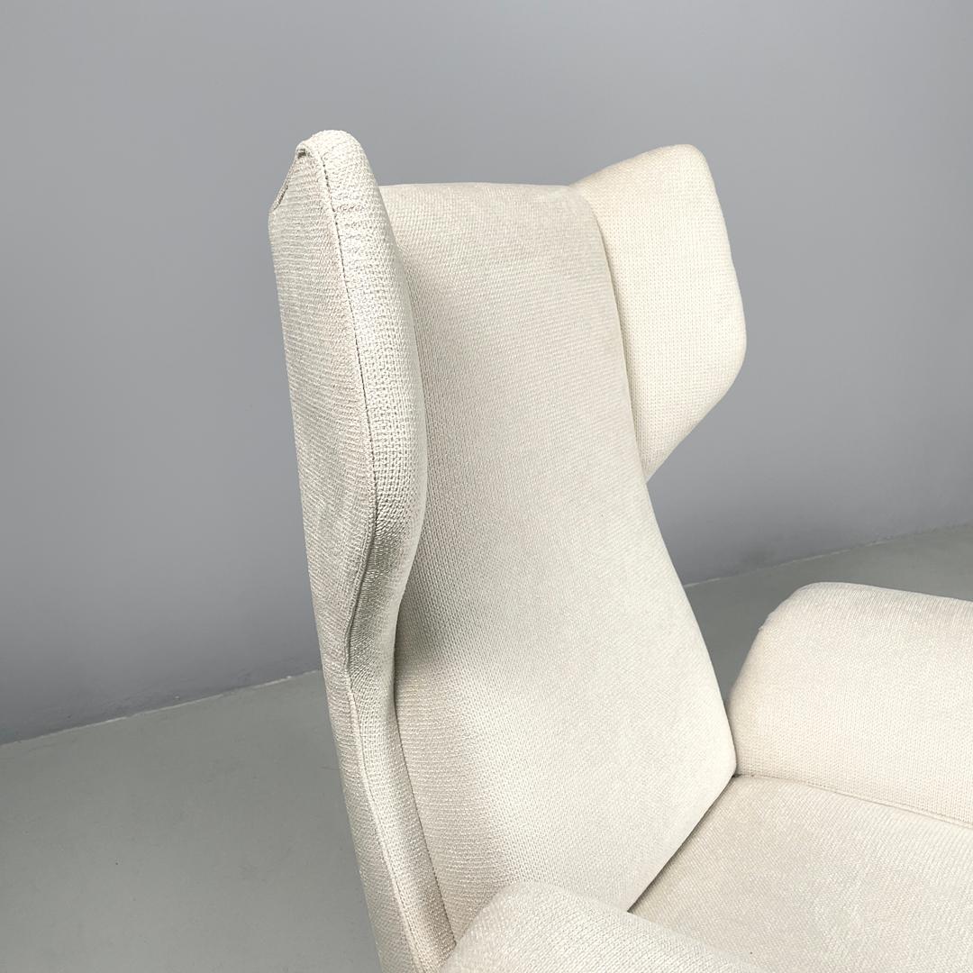 Italian mid-century modern white fabric and wood armchair with headrests, 1950s For Sale 4