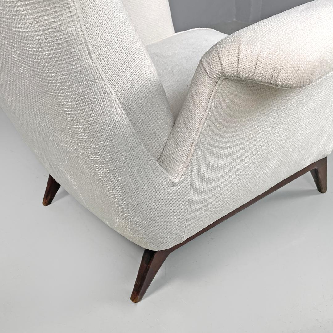 Italian mid-century modern white fabric and wood armchair with headrests, 1950s For Sale 8