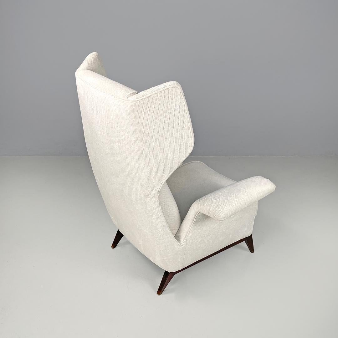 Italian mid-century modern white fabric and wood armchair with headrests, 1950s In Good Condition For Sale In MIlano, IT