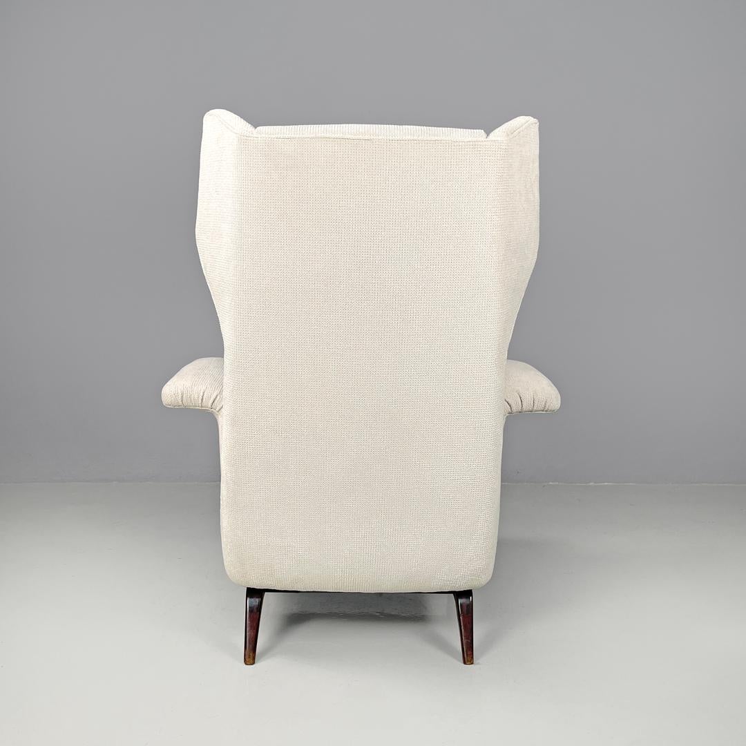 Italian mid-century modern white fabric and wood armchair with headrests, 1950s For Sale 1