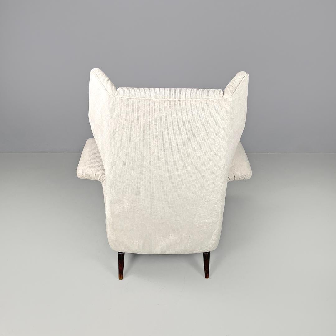 Italian mid-century modern white fabric and wood armchair with headrests, 1950s For Sale 2