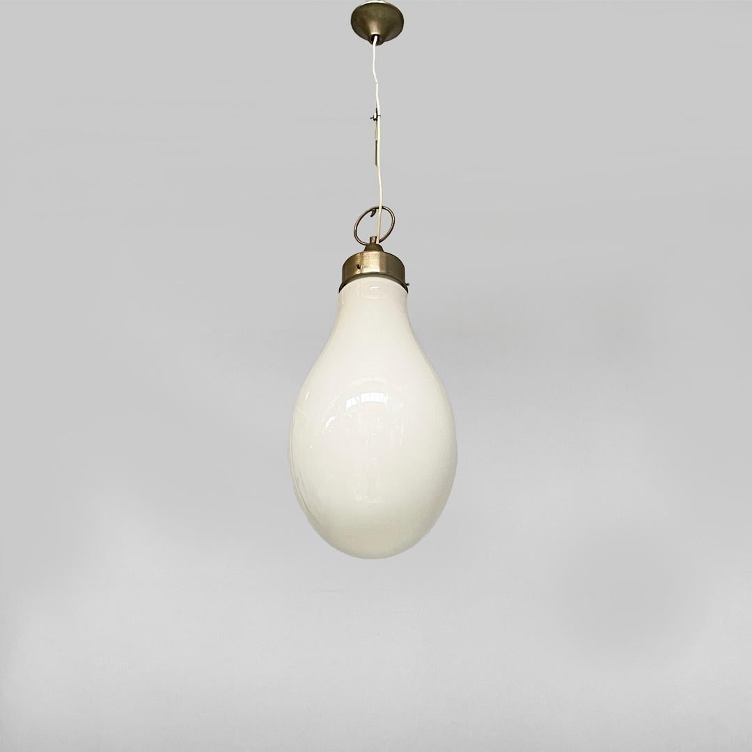 Mid-Century moderno Italian mid-century modern white glass chandelier by Carlo Nason, 1960s in vendita