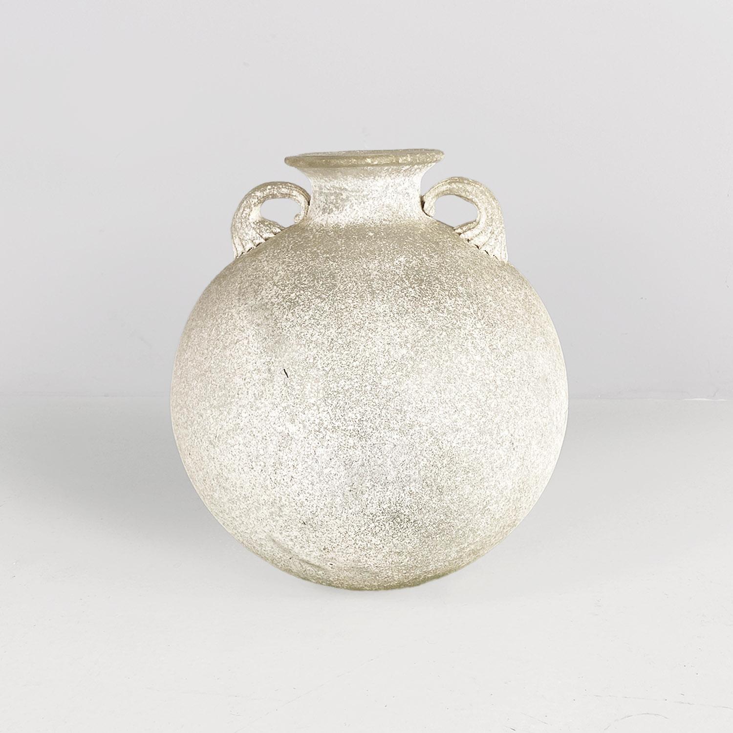 Italian mid-century modern white glass vase or amphora by Sergio Asti, 1960s.
Vase or amphora in scavo glass in shades of white, with worked handles.
Designed by Sergio Asti in approx. 1960, signed in point.
Good condition, signs of aging and some