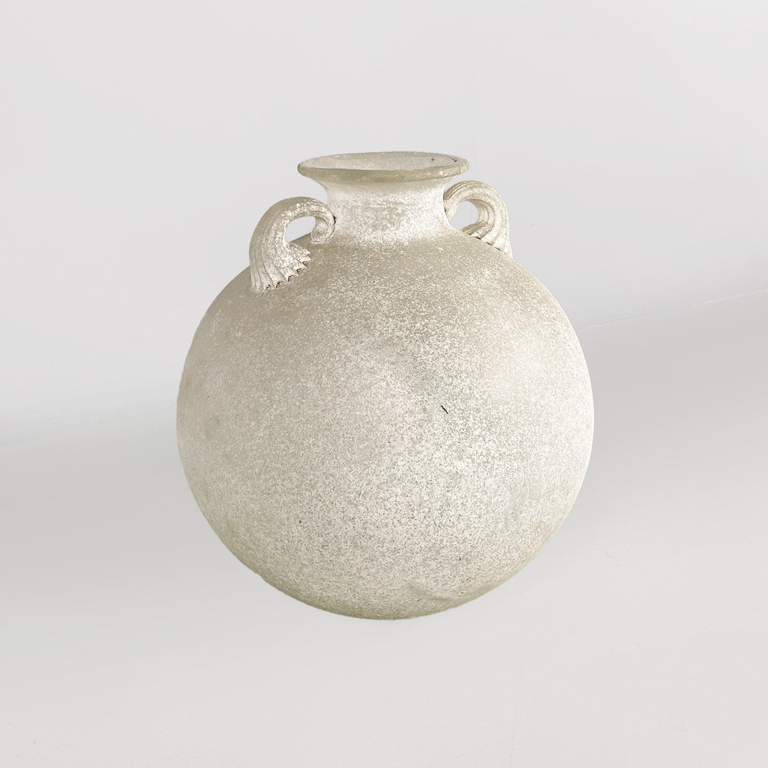 Italian mid-century modern white glass vase or amphora by Sergio Asti, 1960s In Good Condition For Sale In MIlano, IT